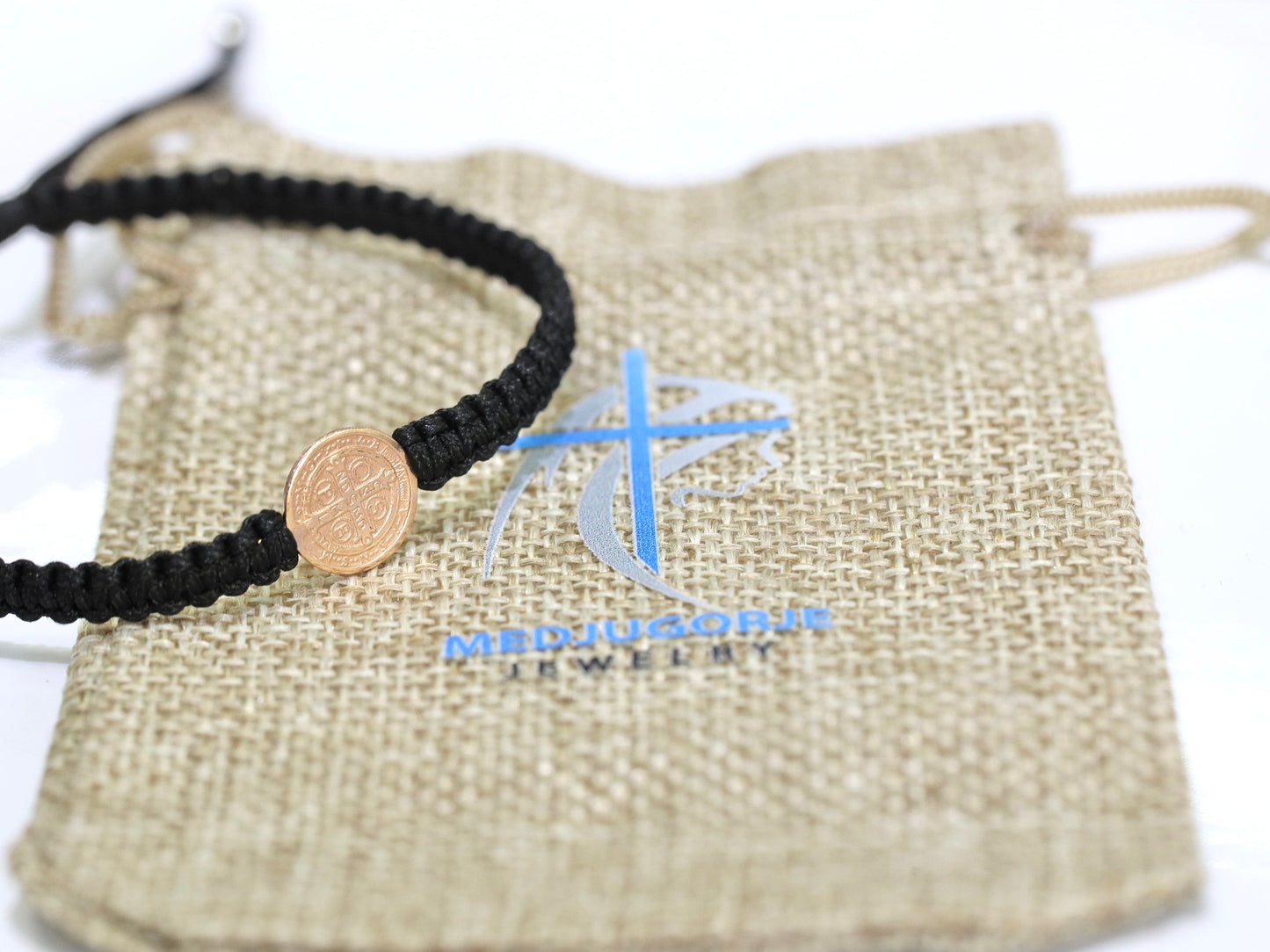 Pulsera hecha a mano de plata de ley de San Benito, pulsera de medalla de San Benito macramé en miniatura, delicada cruz de San Benito de oro rojo ajustable