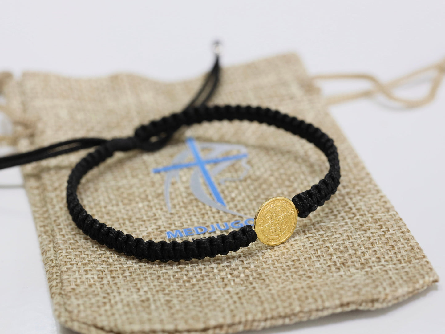 Pulsera chapada en oro de plata de primera ley de San Benito, pulsera de macramé hecha a mano de santos católicos, pulsera de protección ajustable de San Benito
