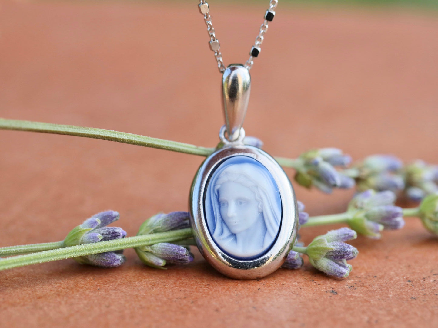 Colgante de cameo de Nuestra Señora de Gracia, cameo de la Virgen María, collar de cameo católico, colgante de collar de la Reina de la Paz, collar de cameo de Medjugorje