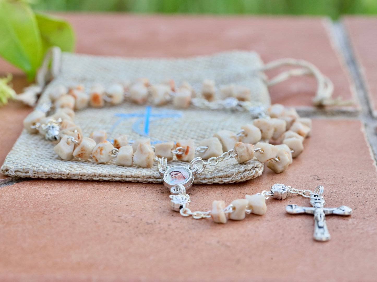 Rosario de piedra en miniatura | rosario de rocas naturales | Rosario de piedra de Medjugorje | delicado rosario, Rosario hecho con piedras de Apparition Hill