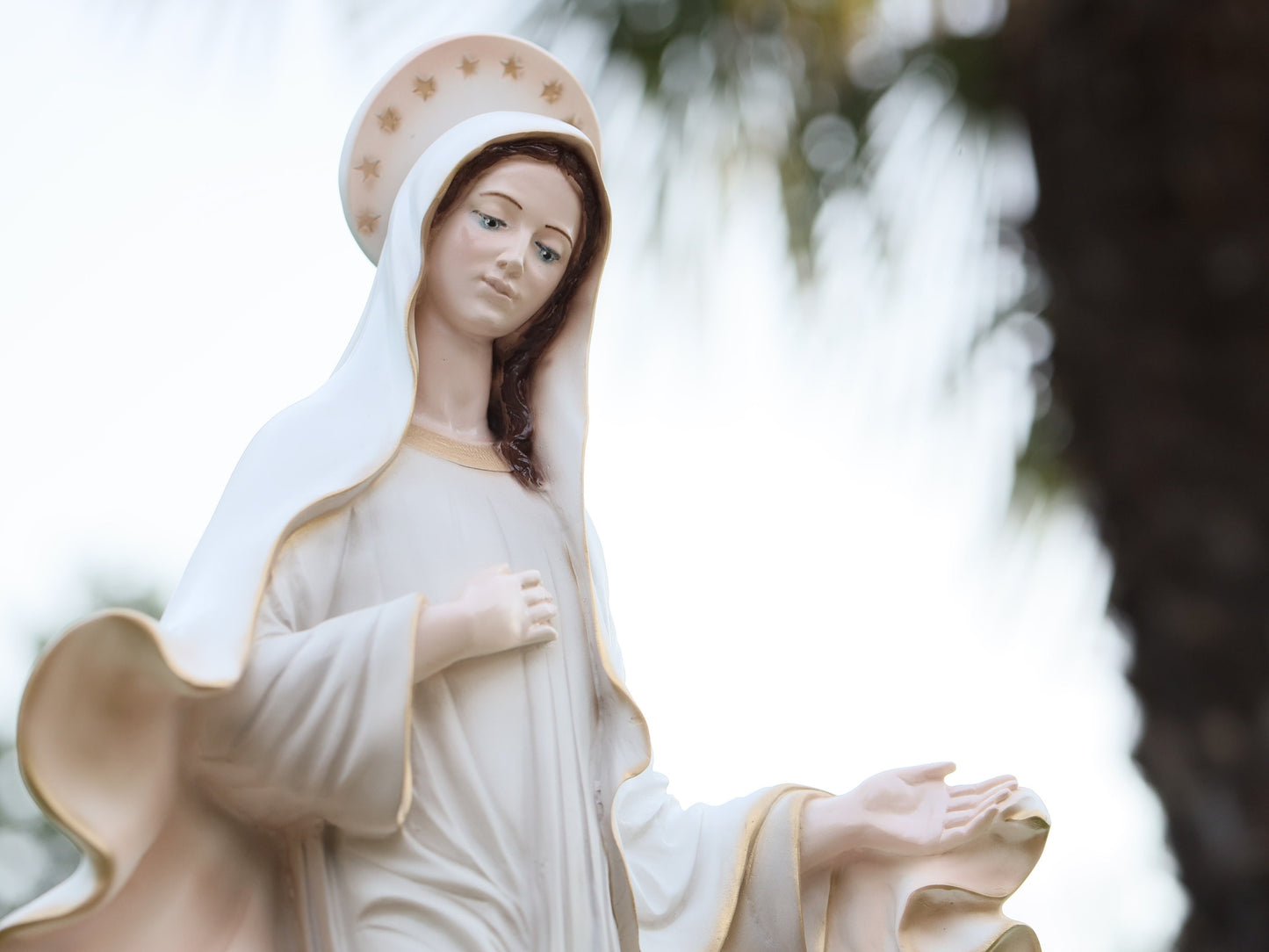 Estatua de Medjugorje, estatua de la Reina de la Paz, estatua del jardín de Nuestra Señora, estatua de la Virgen María de 26 pulgadas, estatua de la Madre María de 66 cm en polvo de mármol