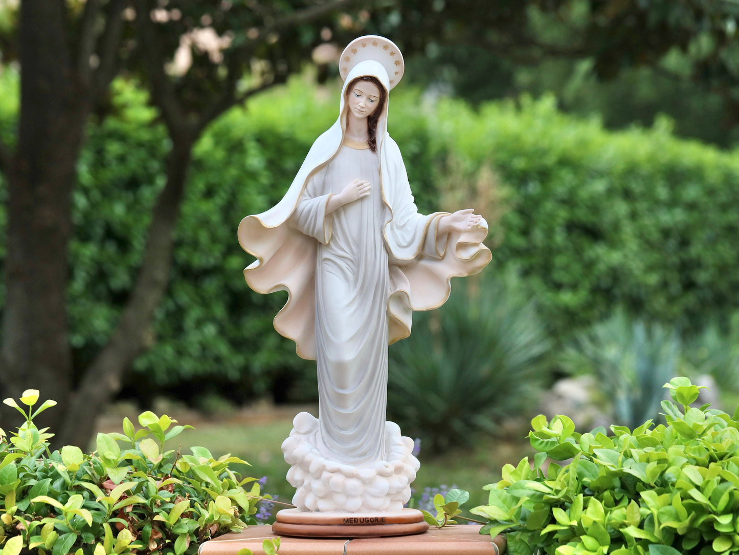 Estatua de Medjugorje, estatua de la Reina de la Paz, estatua del jardín de Nuestra Señora, estatua de la Virgen María de 26 pulgadas, estatua de la Madre María de 66 cm en polvo de mármol