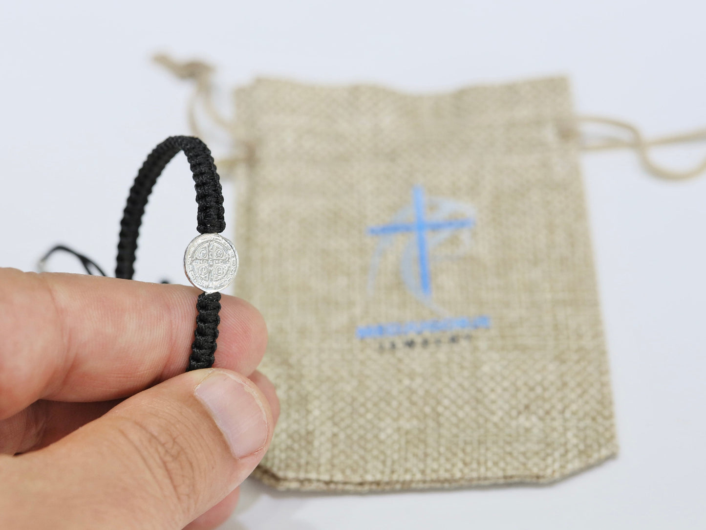 Pulsera medalla en miniatura de San Benito. Pulsera ajustable de macramé hecha a mano de San Benito, pulsera de plata delicada de primera ley de santo católico