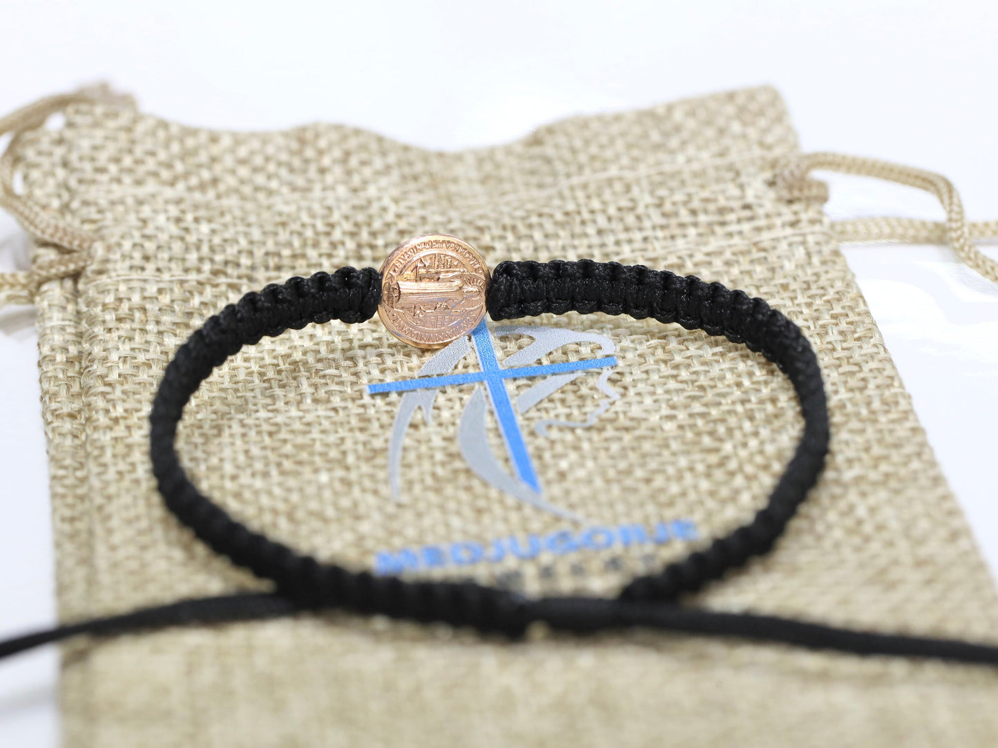 Pulsera hecha a mano de plata de ley de San Benito, pulsera de medalla de San Benito macramé en miniatura, delicada cruz de San Benito de oro rojo ajustable