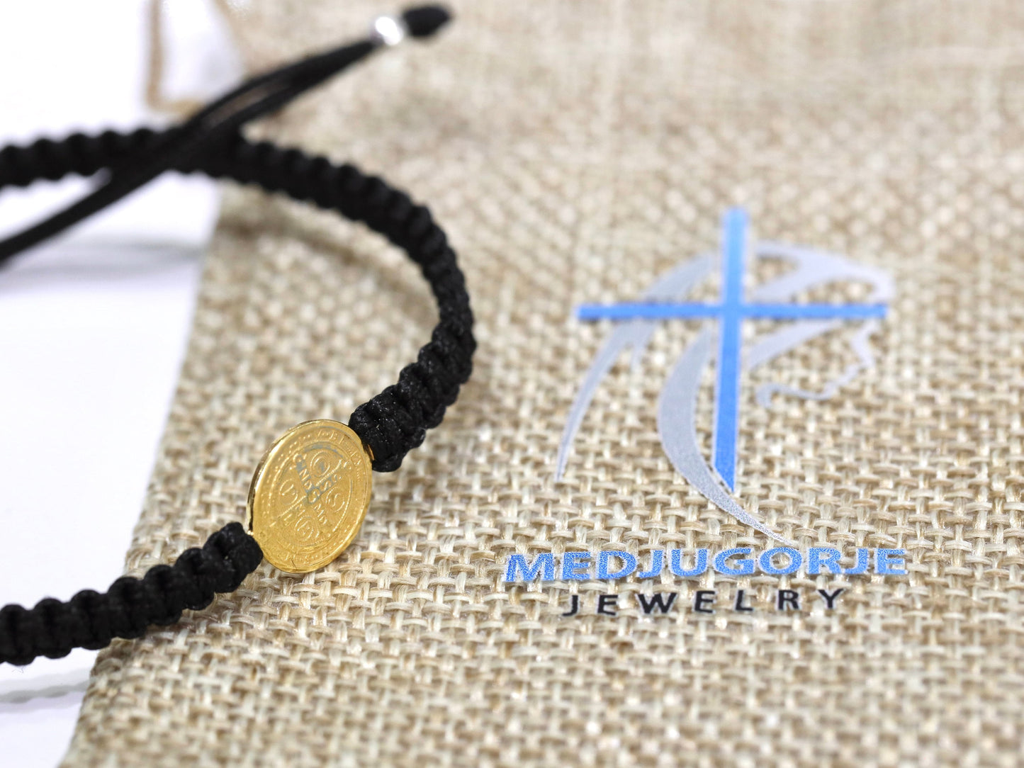 Pulsera chapada en oro de plata de primera ley de San Benito, pulsera de macramé hecha a mano de santos católicos, pulsera de protección ajustable de San Benito