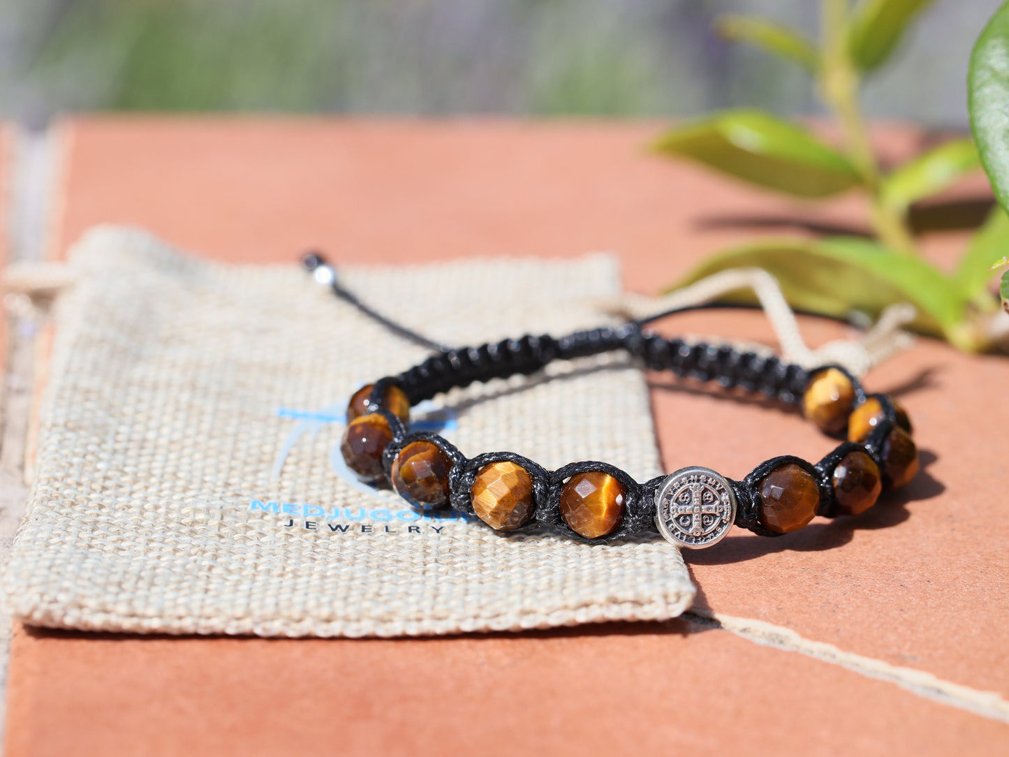 Pulsera de cuentas de rosario San Benito, pulsera de cuentas de rosario hecha a mano Macramé con piedra preciosa, pulsera de rosario encerado tejido para hombre