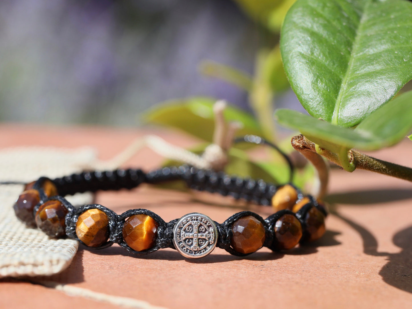 Pulsera de cuentas de rosario San Benito, pulsera de cuentas de rosario hecha a mano Macramé con piedra preciosa, pulsera de rosario encerado tejido para hombre