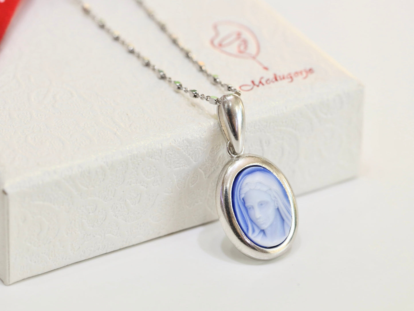 Colgante de cameo de Nuestra Señora de Gracia, cameo de la Virgen María, collar de cameo católico, colgante de collar de la Reina de la Paz, collar de cameo de Medjugorje
