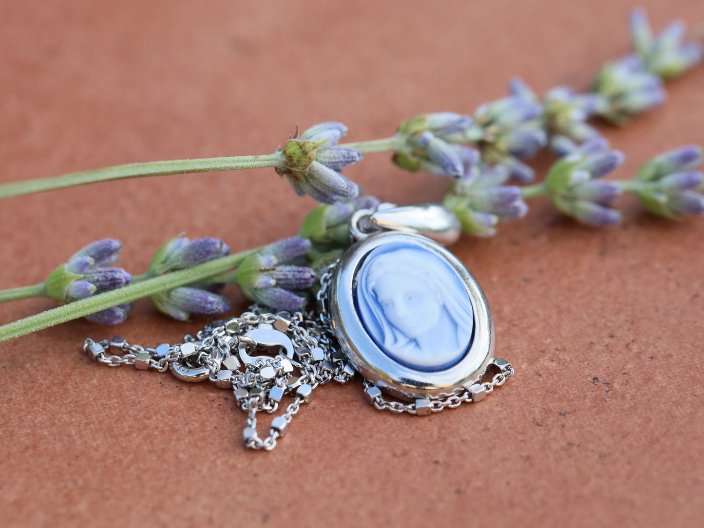 Colgante de cameo de Nuestra Señora de Gracia, cameo de la Virgen María, collar de cameo católico, colgante de collar de la Reina de la Paz, collar de cameo de Medjugorje