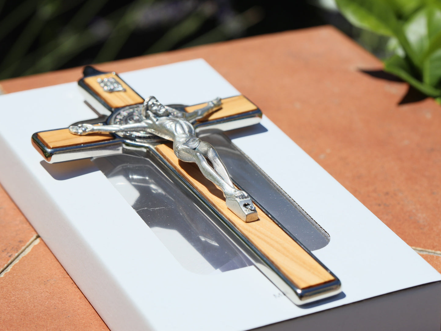 Crucifijo de San Benito para el hogar, cruz de San Benito de pared, crucifijo de altar casero, crucifijo de madera de olivo, regalo para la familia, cruz de protección del hogar