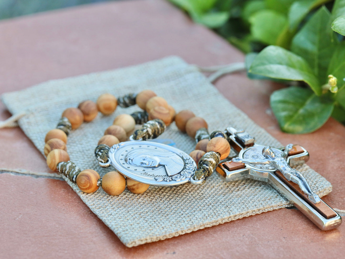 Rosario de Medjugorje, Coronilla de la Paz, rosario de madera, Rosario por la paz, regalo para papá, siete veces tres rosario, rosario paracord, cruz de San Benito