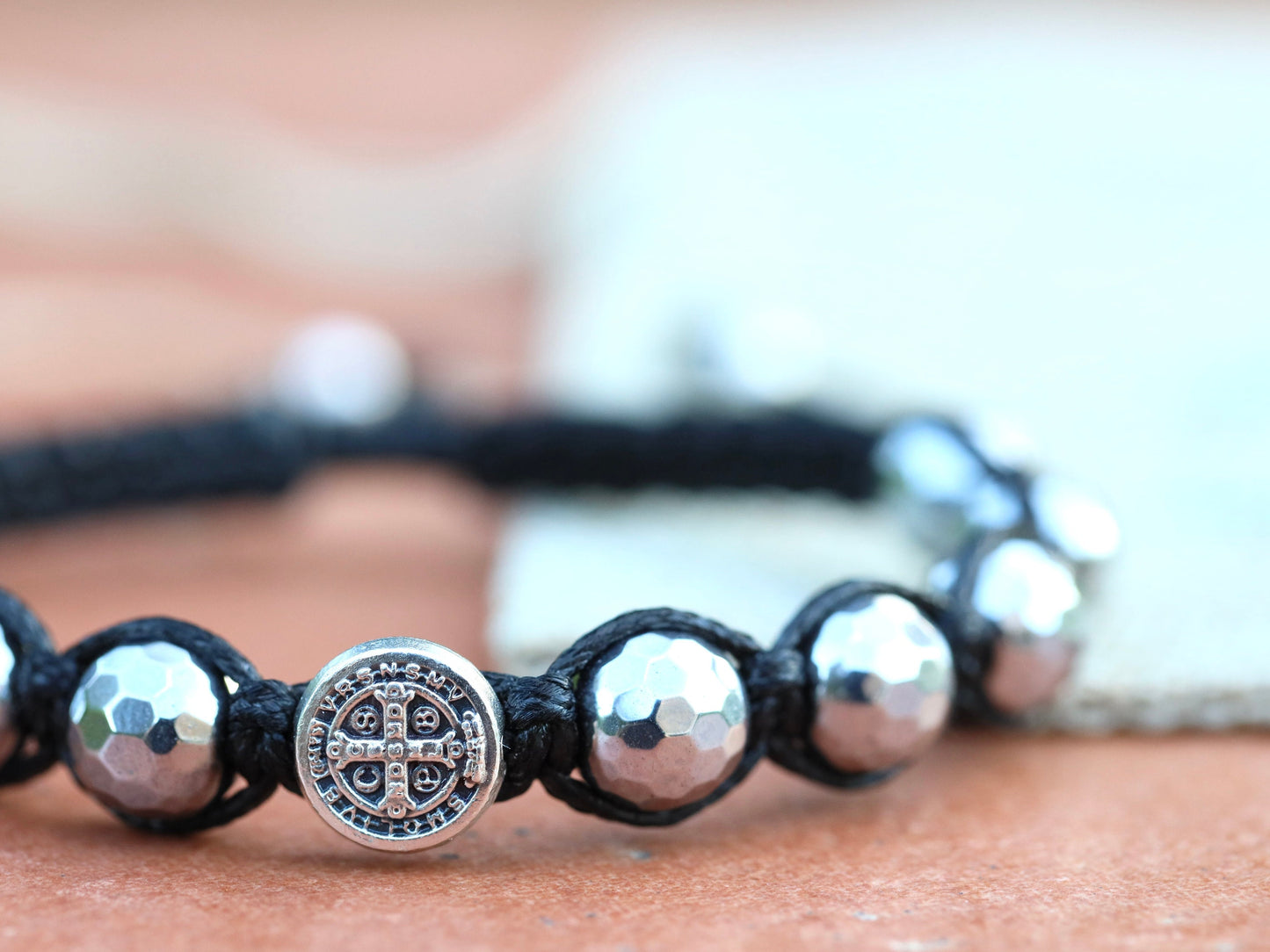 Pulsera de San Benito, pulsera de rosario, pulsera de rosario de tamaño ajustable, hematita con cara de bola de discoteca de plata, pulsera de protección de rosario para hombre