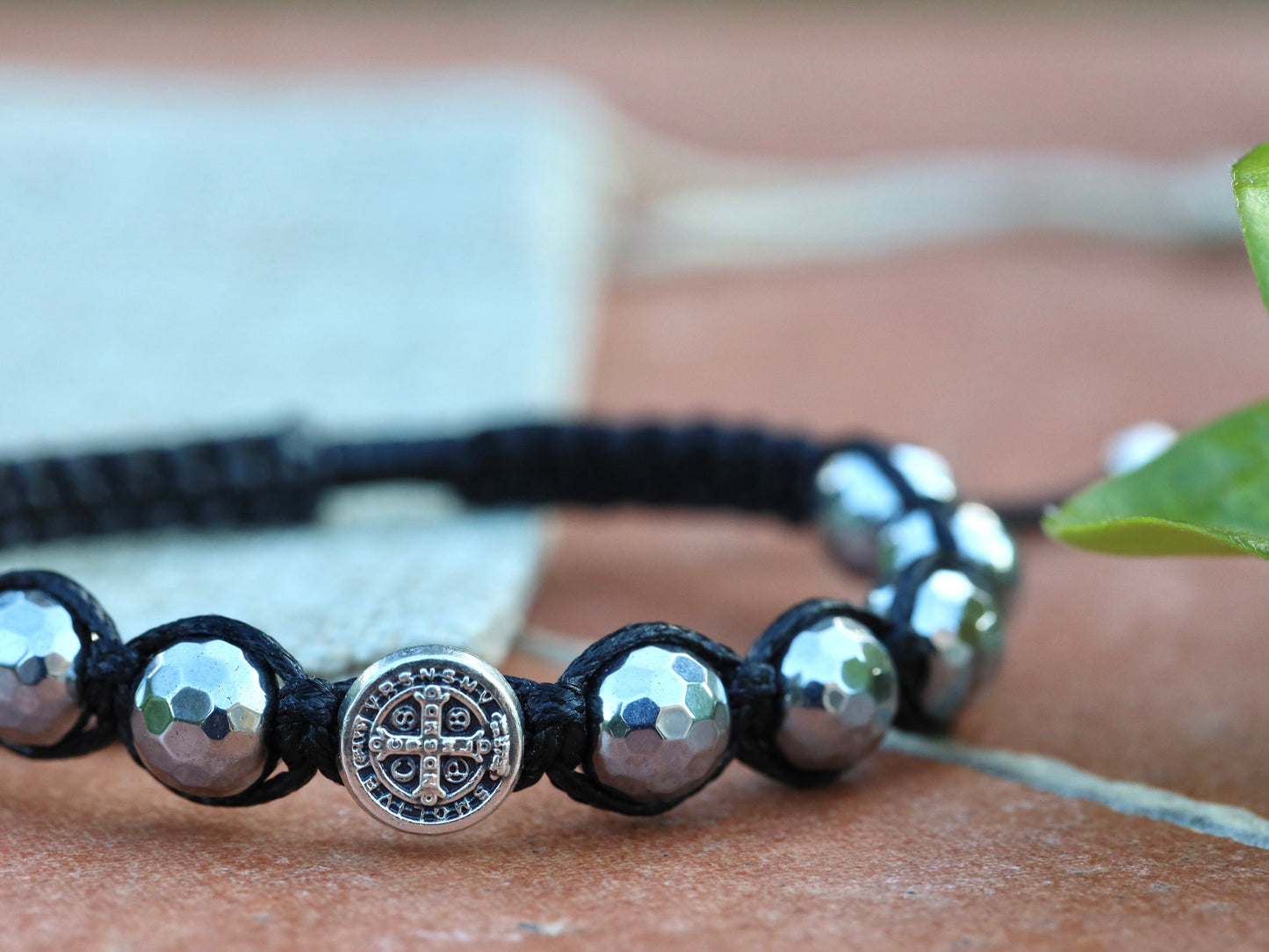 Pulsera de San Benito, pulsera de rosario, pulsera de rosario de tamaño ajustable, hematita con cara de bola de discoteca de plata, pulsera de protección de rosario para hombre