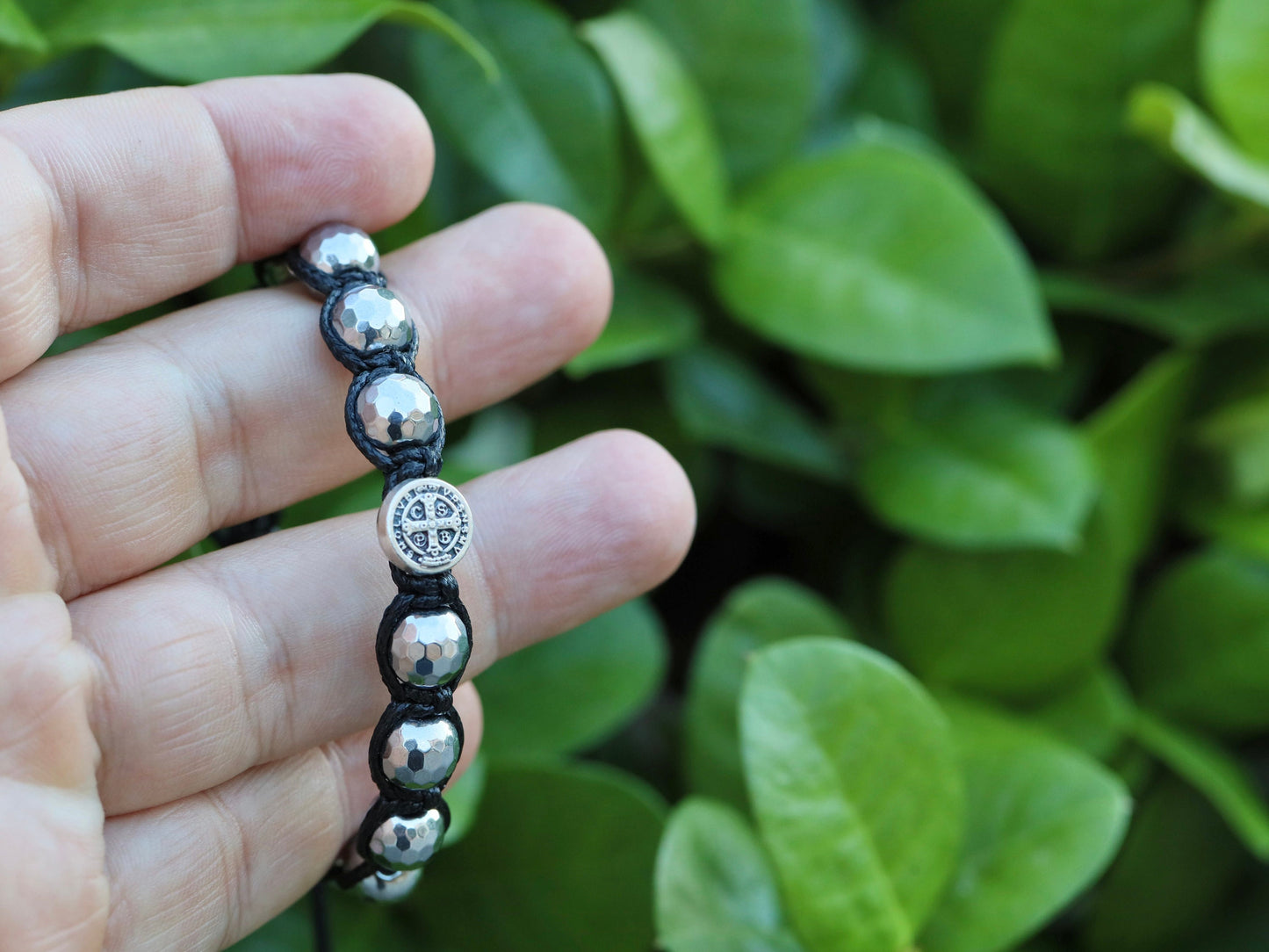 Pulsera de San Benito, pulsera de rosario, pulsera de rosario de tamaño ajustable, hematita con cara de bola de discoteca de plata, pulsera de protección de rosario para hombre