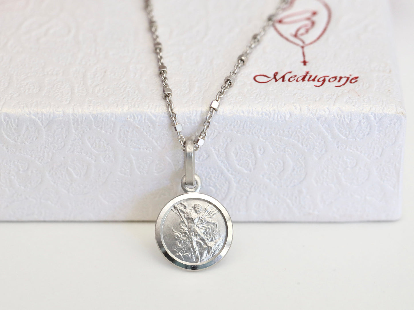 Medalla de San Miguel, medalla en miniatura, colgante delicado, plata de ley 925, regalo para adolescente, medalla redonda del arcángel Miguel, medalla delicada
