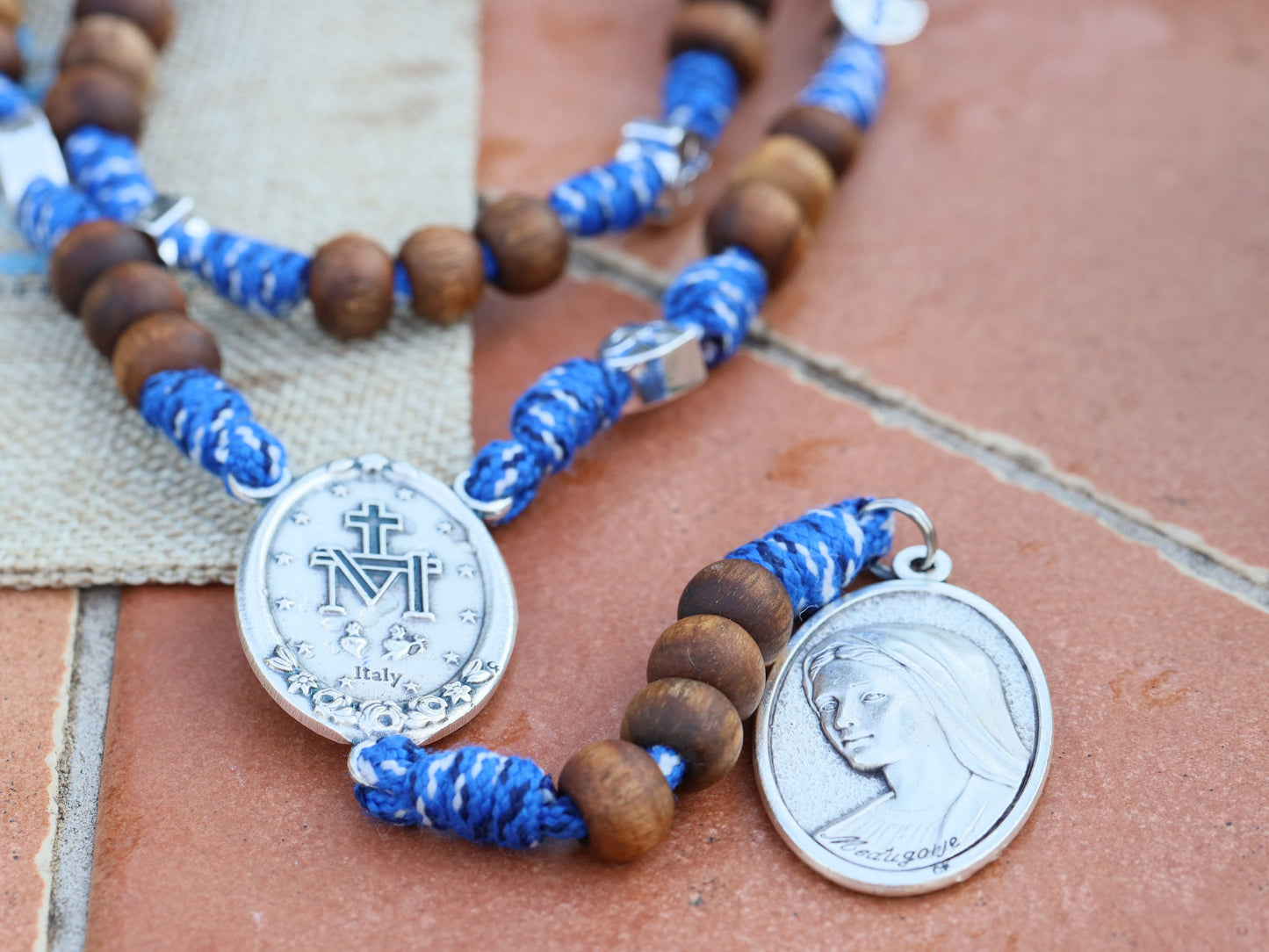 Rosario de San Miguel, rosario paracord, cuentas de rosario de madera, corona de San Miguel, rosario católico, cuentas de rosario táctico, Medalla Milagrosa