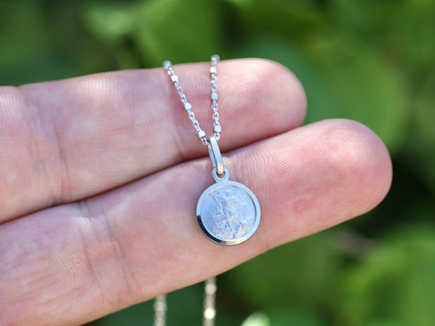 Medalla de San Miguel, medalla en miniatura, colgante delicado, plata de ley 925, regalo para adolescente, medalla redonda del arcángel Miguel, medalla delicada