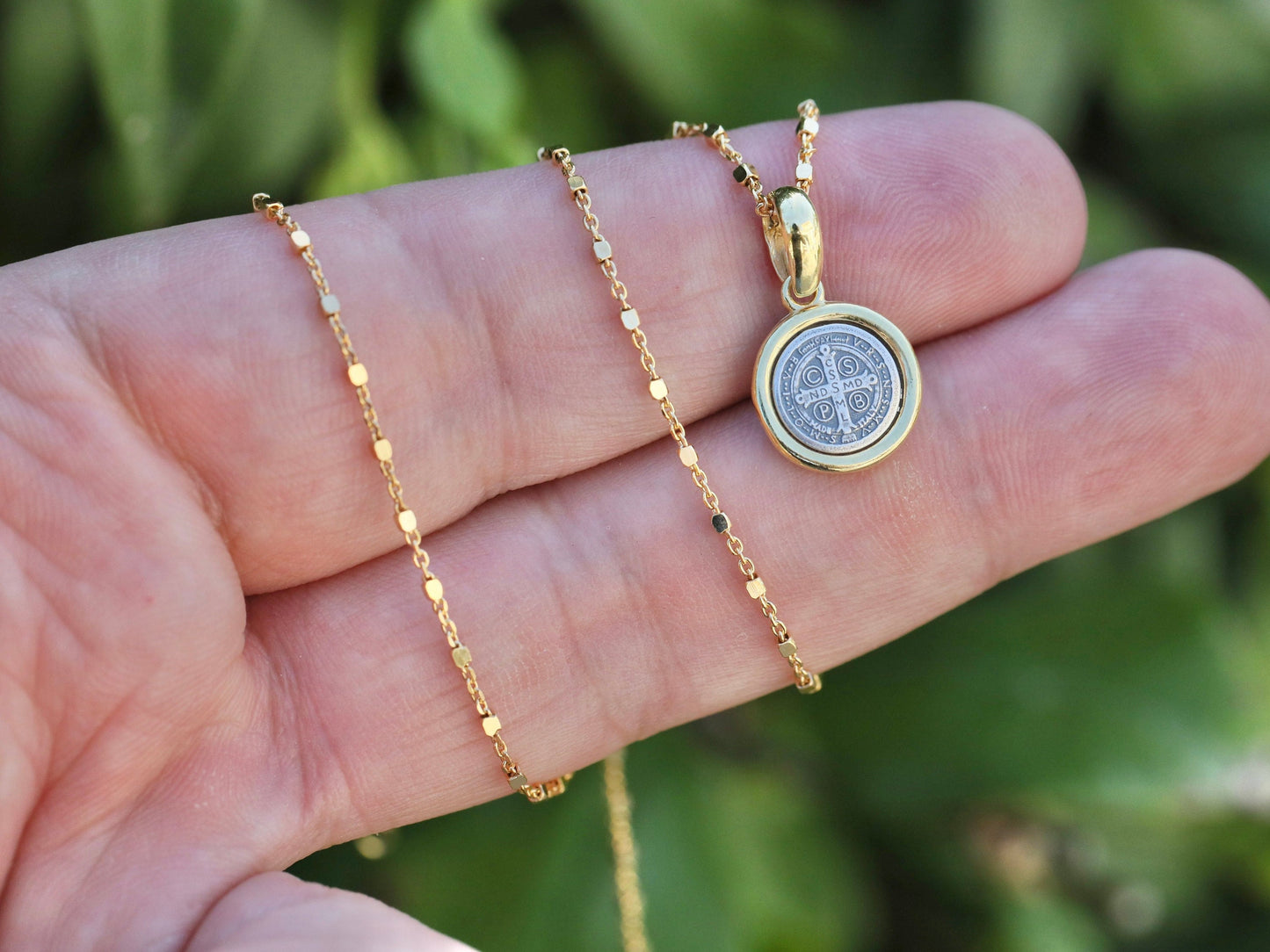 Medalla de San Benito, colgante de San Benito en miniatura, delicado collar de plata de ley 925 chapado en oro, colgante minimalista, colgante para adolescentes