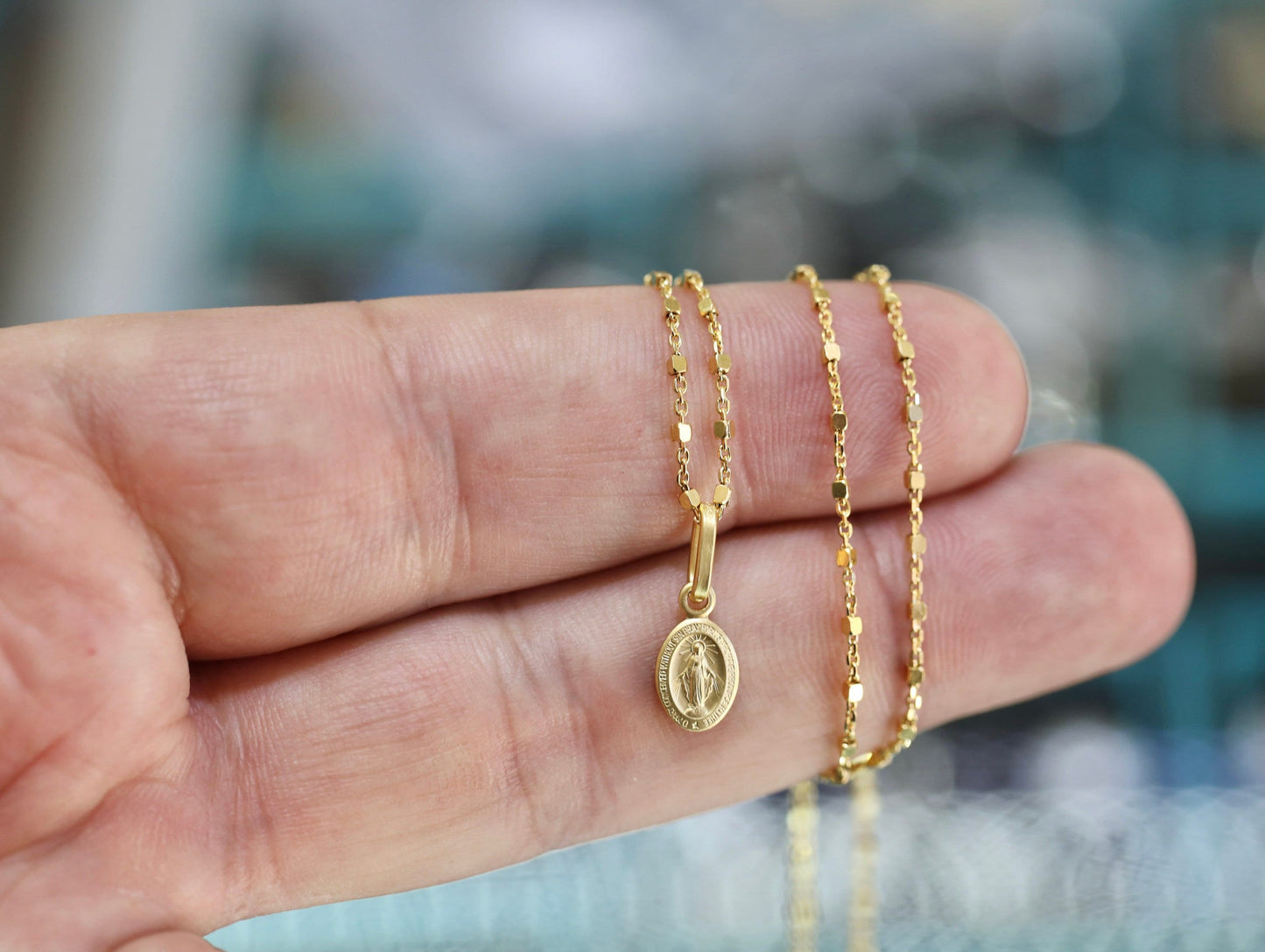 Plata de primera ley chapada en oro de 18 kt delicada Medalla Milagrosa, Medalla en miniatura de Nuestra Señora de Gracia llena de oro, Medalla Milagrosa de Medjugorje