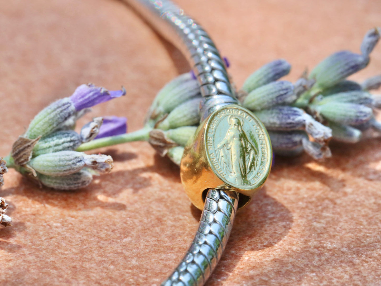 Medalla Milagrosa, encanto compatible con Pandora, encanto de pulsera, encanto católico, encanto chapado en oro, plata de ley 925, encanto de Nuestra Señora de Gracia