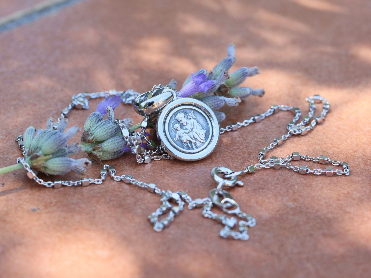 Medalla de San José, medalla en miniatura, plata de ley 925, medalla de santo católico, protector de la Sagrada Familia, regalo para adolescente, colgante delicado