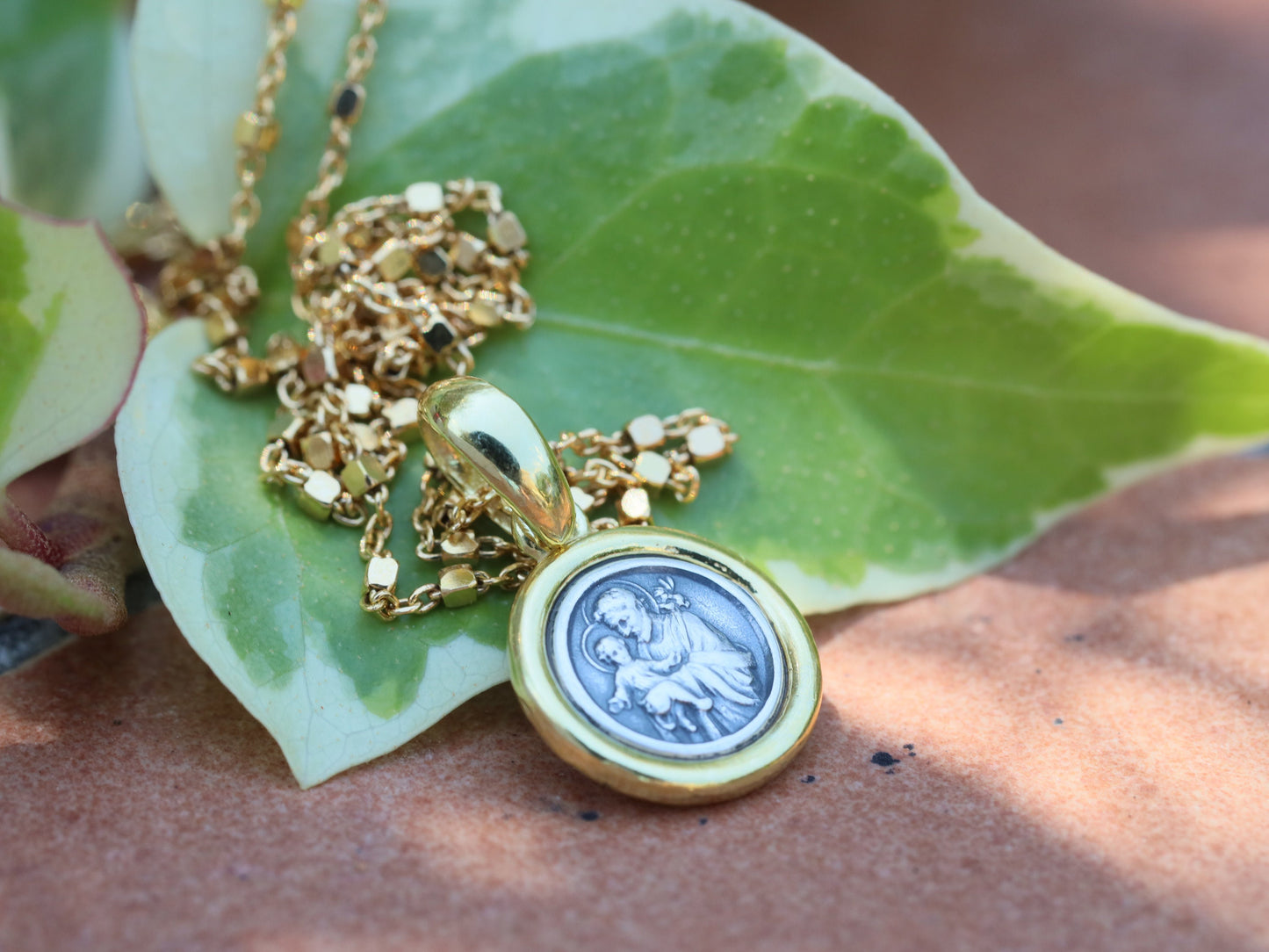 Medalla de San José, plata de ley 925, chapada en oro, medalla en miniatura, colgante delicado, regalo para mujeres, regalo para adolescentes, protector de la Sagrada Familia