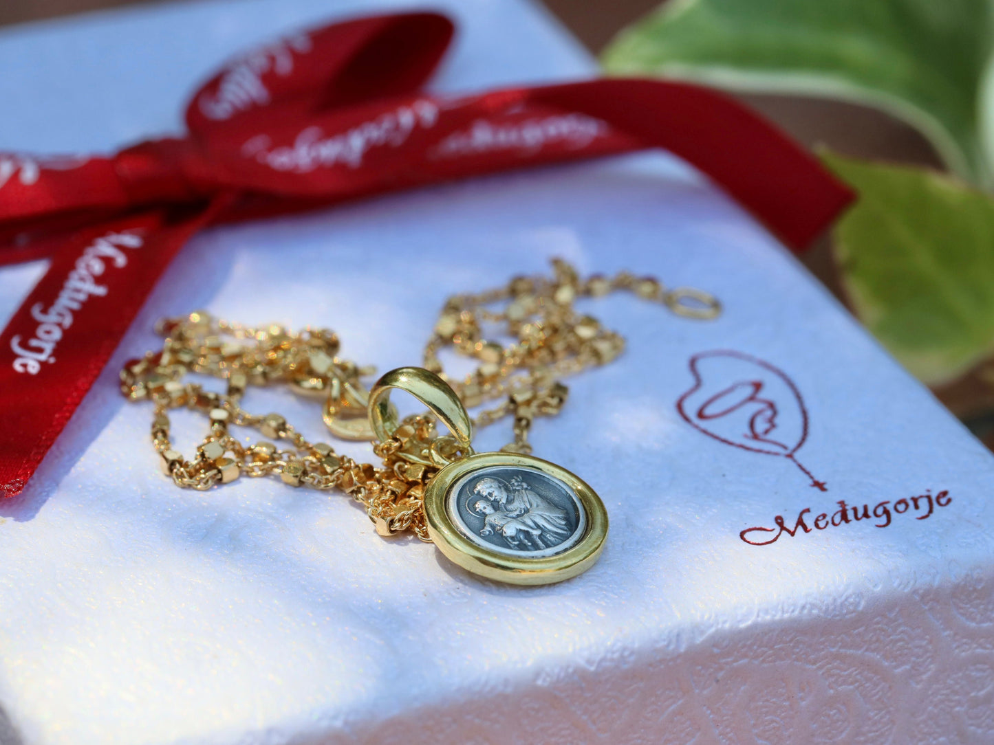 Medalla de San José, plata de ley 925, chapada en oro, medalla en miniatura, colgante delicado, regalo para mujeres, regalo para adolescentes, protector de la Sagrada Familia
