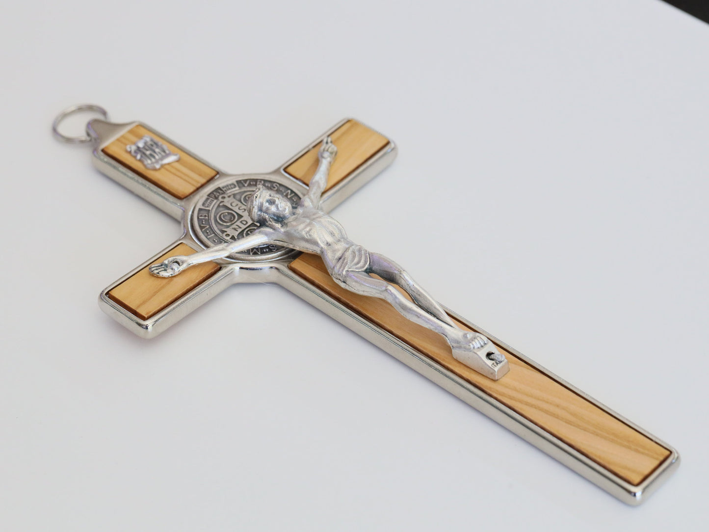 Crucifijo de San Benito para el hogar, cruz de San Benito de pared, crucifijo de altar casero, crucifijo de madera de olivo, regalo para la familia, cruz de protección del hogar
