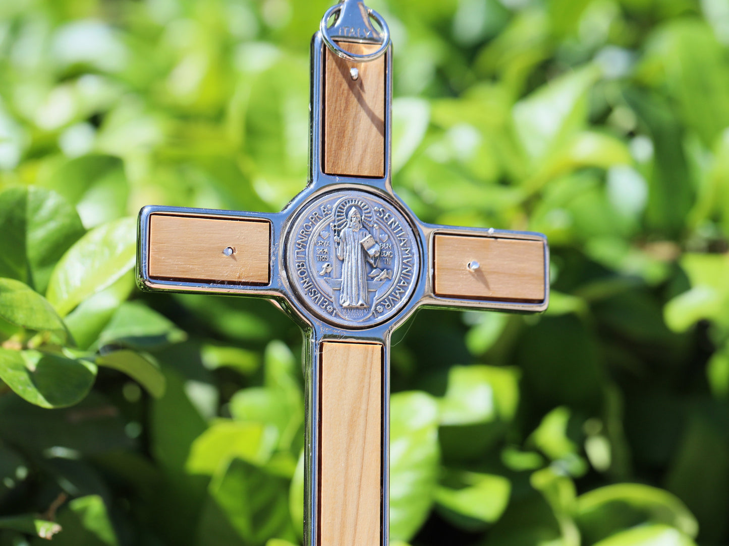Crucifijo de San Benito para el hogar, cruz de San Benito de pared, crucifijo de altar casero, crucifijo de madera de olivo, regalo para la familia, cruz de protección del hogar