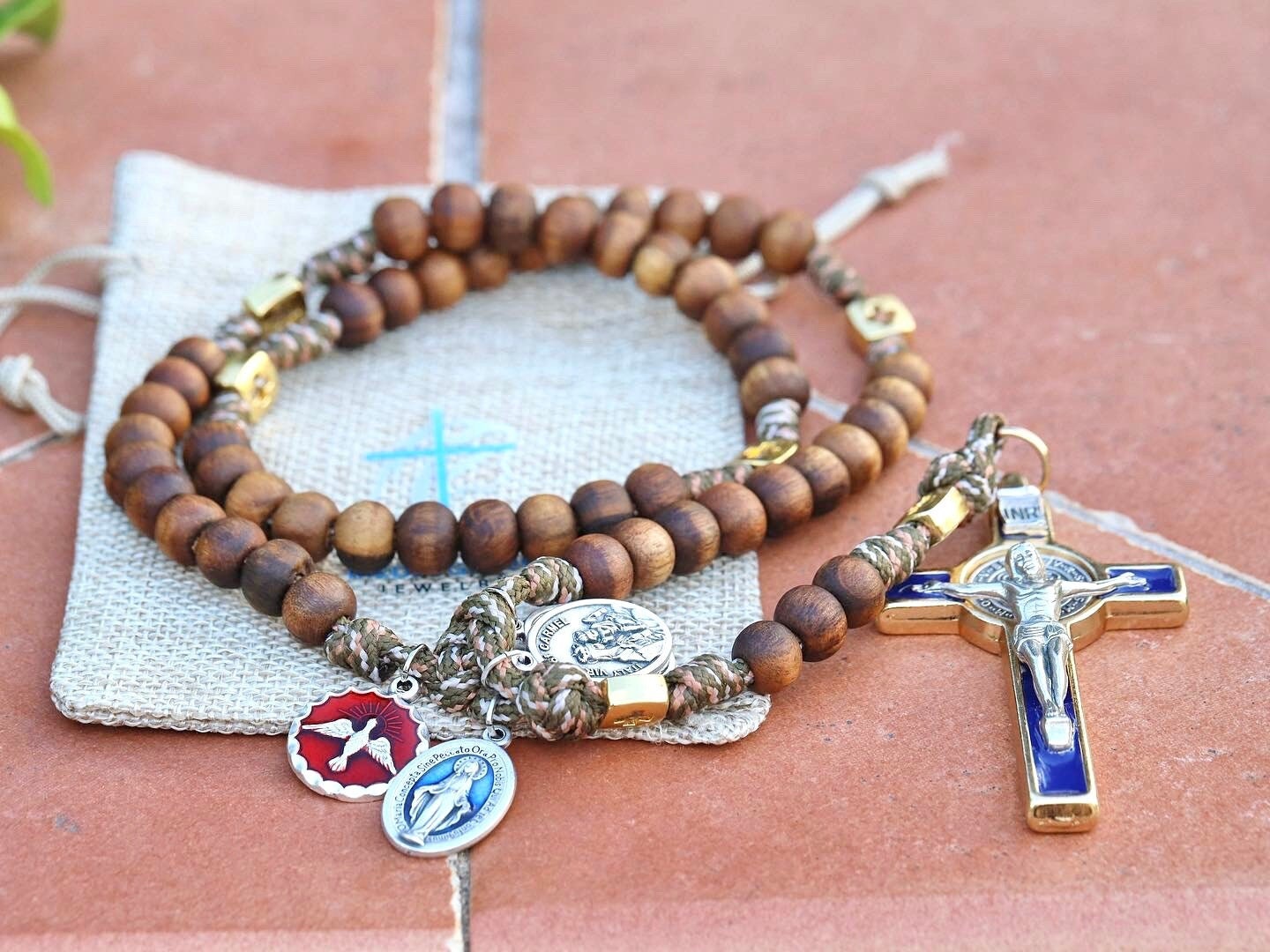 Rosario Paracord San Benito, rosario de madera, rosario táctico, Medalla Milagrosa, San Miguel, Espíritu Santo, medalla Escapulario, rosario para hombre