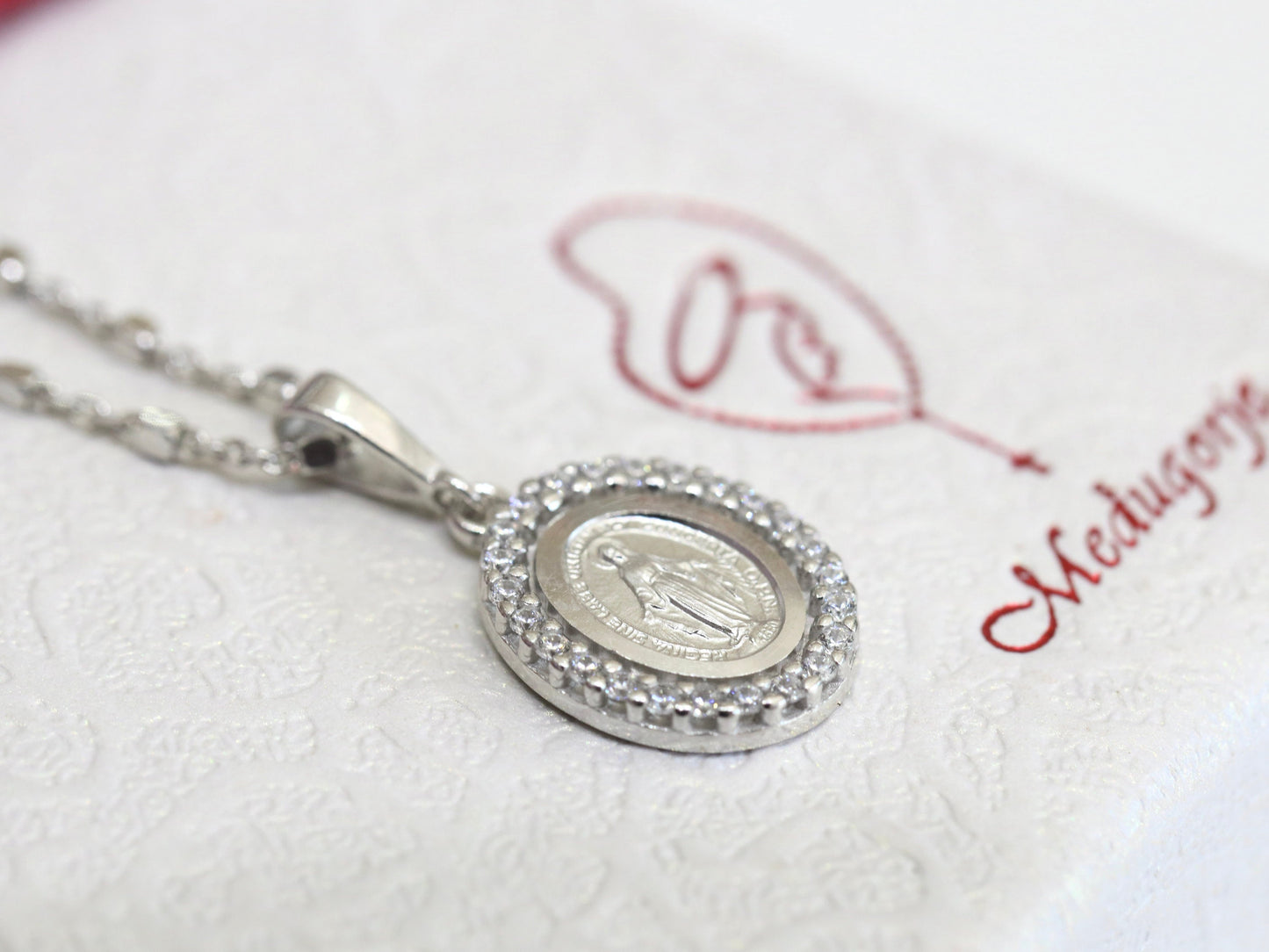 Medalla Milagrosa, plata de primera ley, medalla en miniatura de Nuestra Señora de Gracia, colgante delicado, medalla minimalista con circonio cúbico, regalo para adolescentes