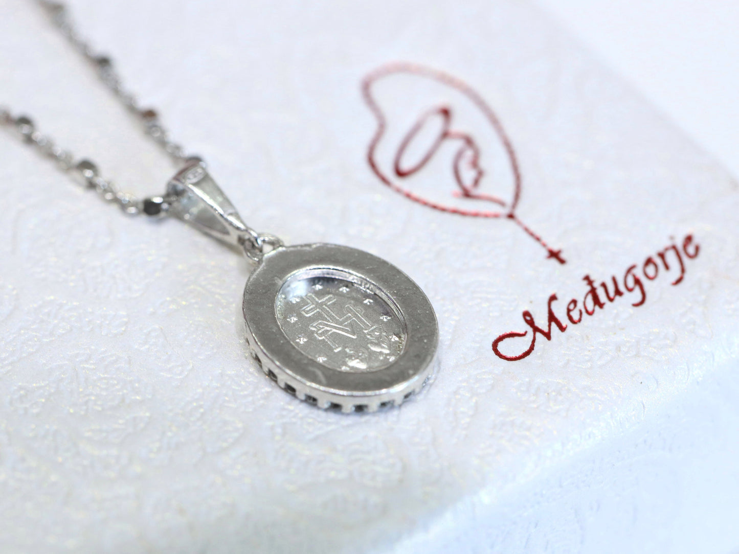 Medalla Milagrosa, plata de primera ley, medalla en miniatura de Nuestra Señora de Gracia, colgante delicado, medalla minimalista con circonio cúbico, regalo para adolescentes