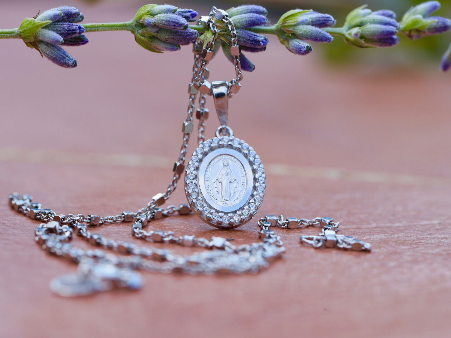 Medalla Milagrosa, plata de primera ley, medalla en miniatura de Nuestra Señora de Gracia, colgante delicado, medalla minimalista con circonio cúbico, regalo para adolescentes