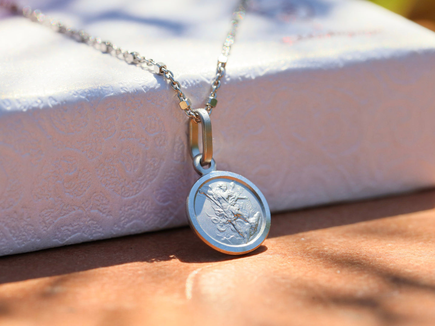 Medalla de San Miguel, medalla en miniatura, colgante delicado, plata de ley 925, regalo para adolescente, medalla redonda del arcángel Miguel, medalla delicada