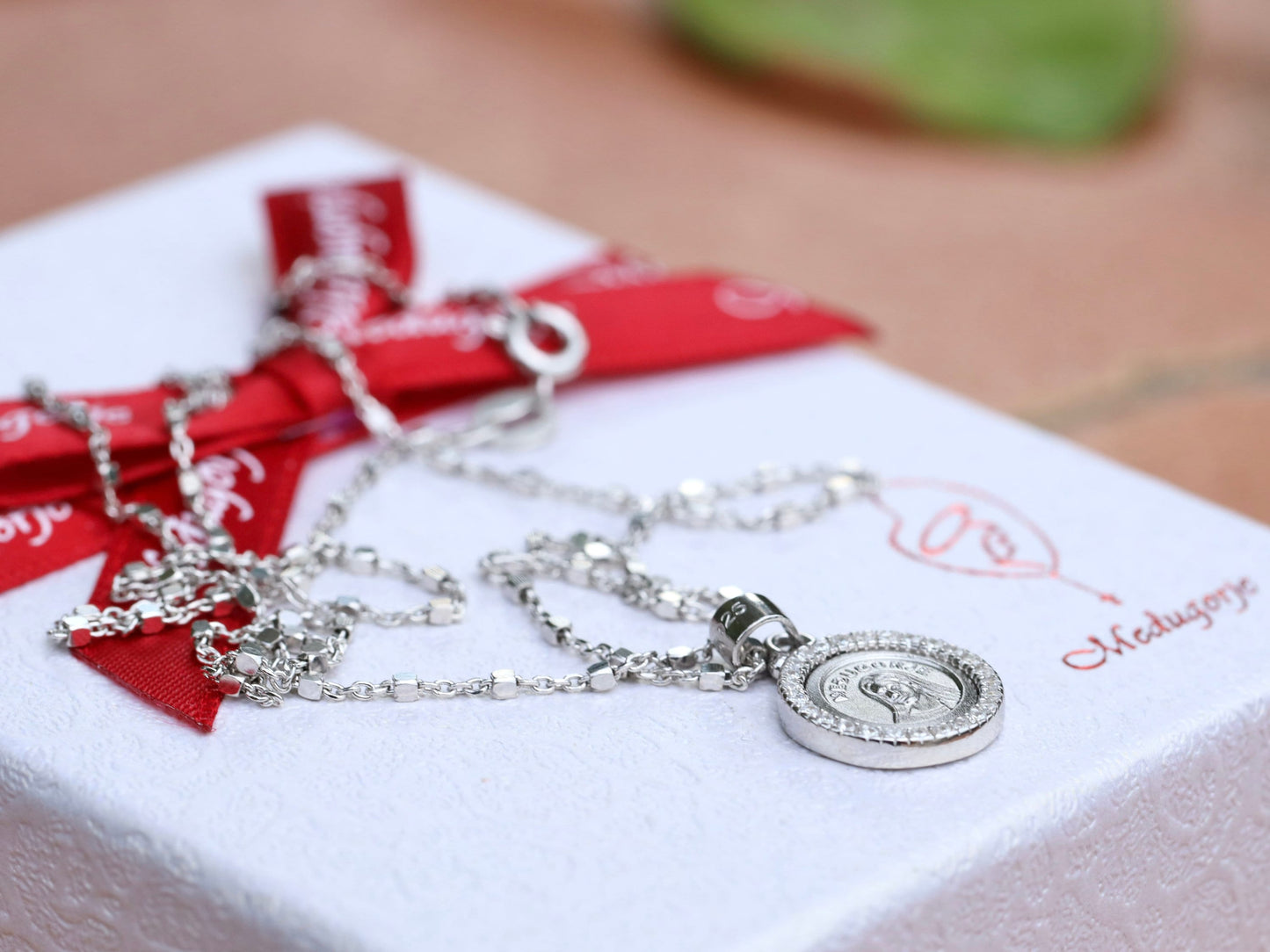 Medalla de plata de ley Nuestra Señora de Medjugorje, medalla pequeña de plata de la Virgen María con circonitas cúbicas, medalla de plata Reina de la Paz,