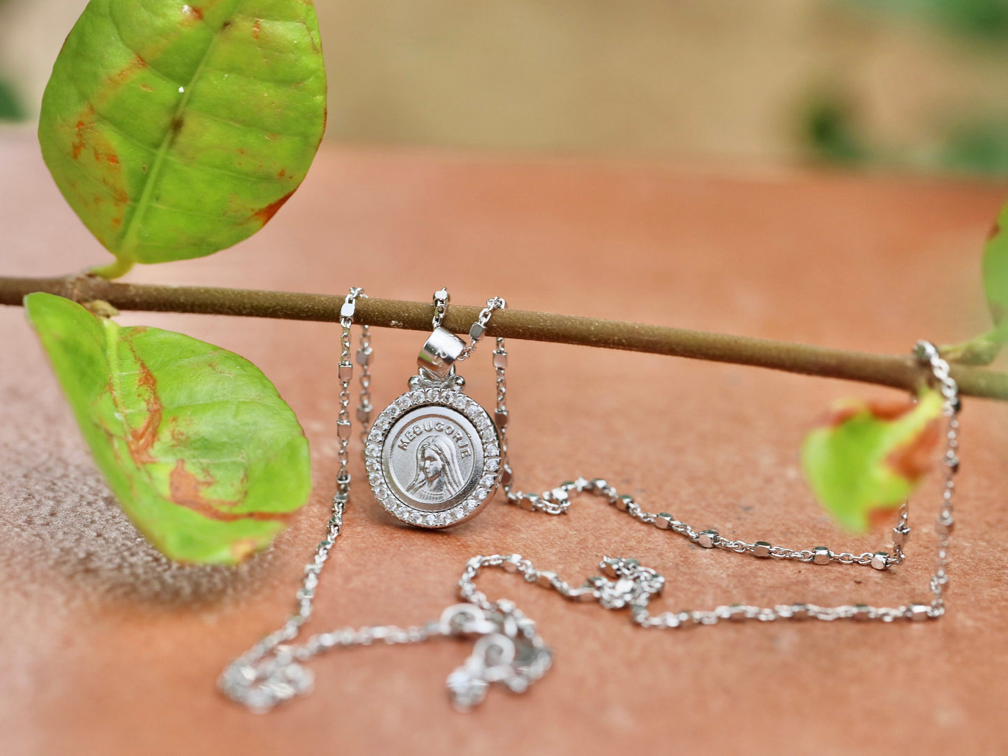 Medalla de plata de ley Nuestra Señora de Medjugorje, medalla pequeña de plata de la Virgen María con circonitas cúbicas, medalla de plata Reina de la Paz,