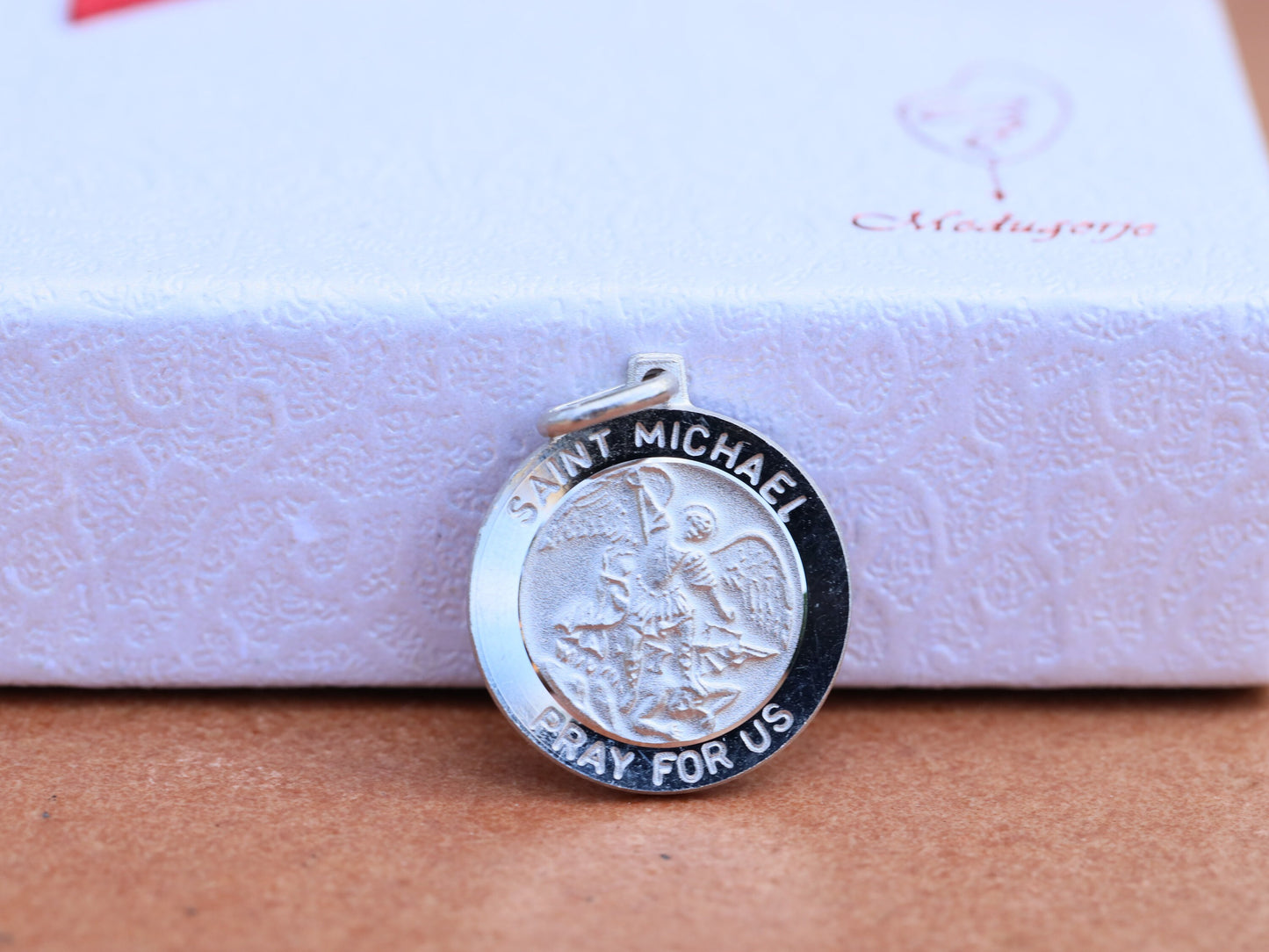Medalla de San Miguel, plata de ley 925, medalla sin empañamiento, medalla del arcángel Miguel, medalla católica devocional, medalla redonda de 18 mm para hombre