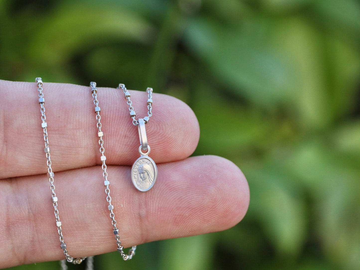 Miniatur-Medaille der Jungfrau Maria, Medjugorje-Medaille, Medaille der Königin des Friedens, Halskettenanhänger Unserer Lieben Frau aus Sterlingsilber 925, Anhänger für junge Mädchen