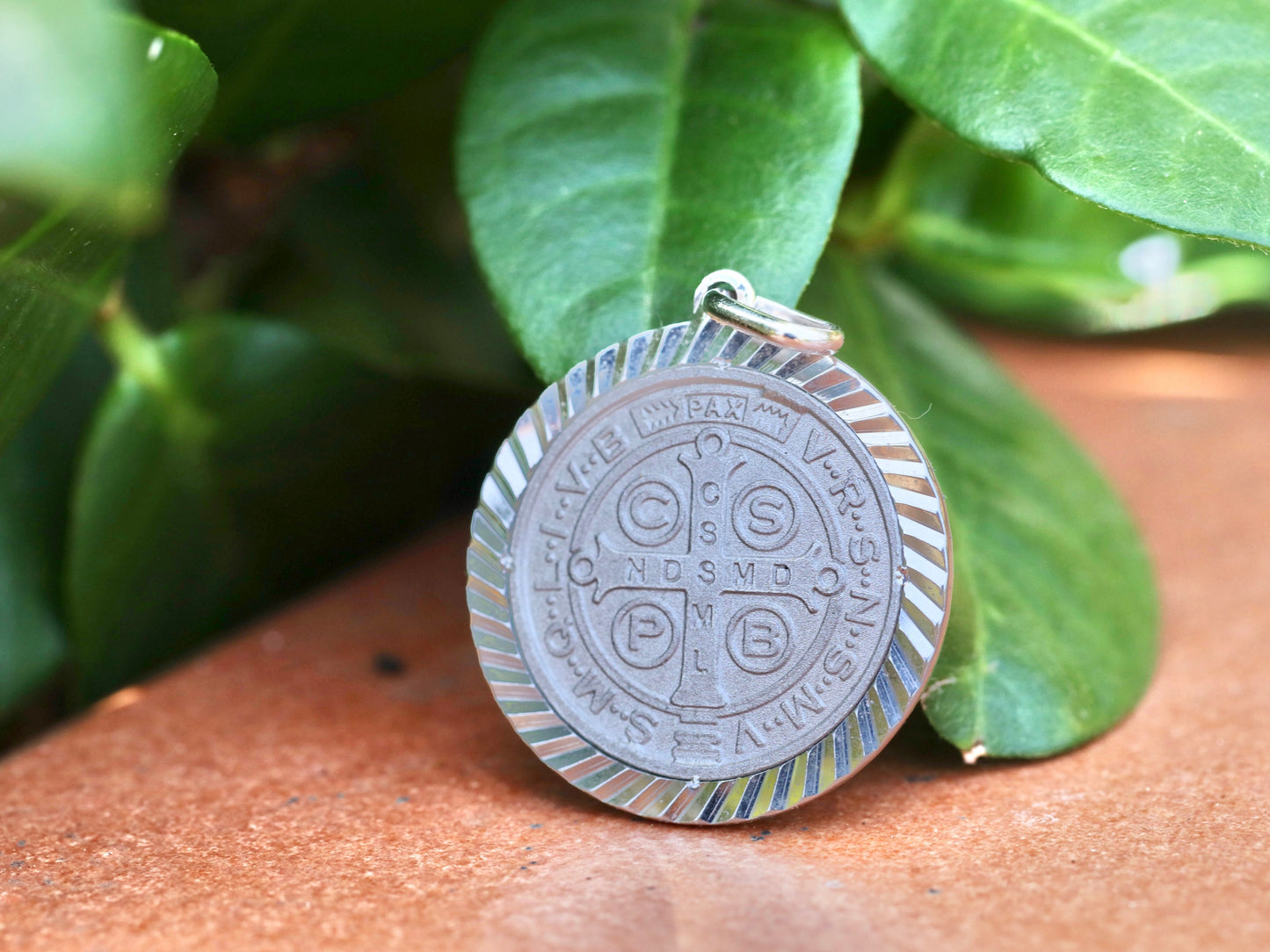 Medalla de San Benito, plata de ley 925, medalla redonda talla diamante, colgante unisex, medalla de cruz católica, medalla de protección, San Benito grande