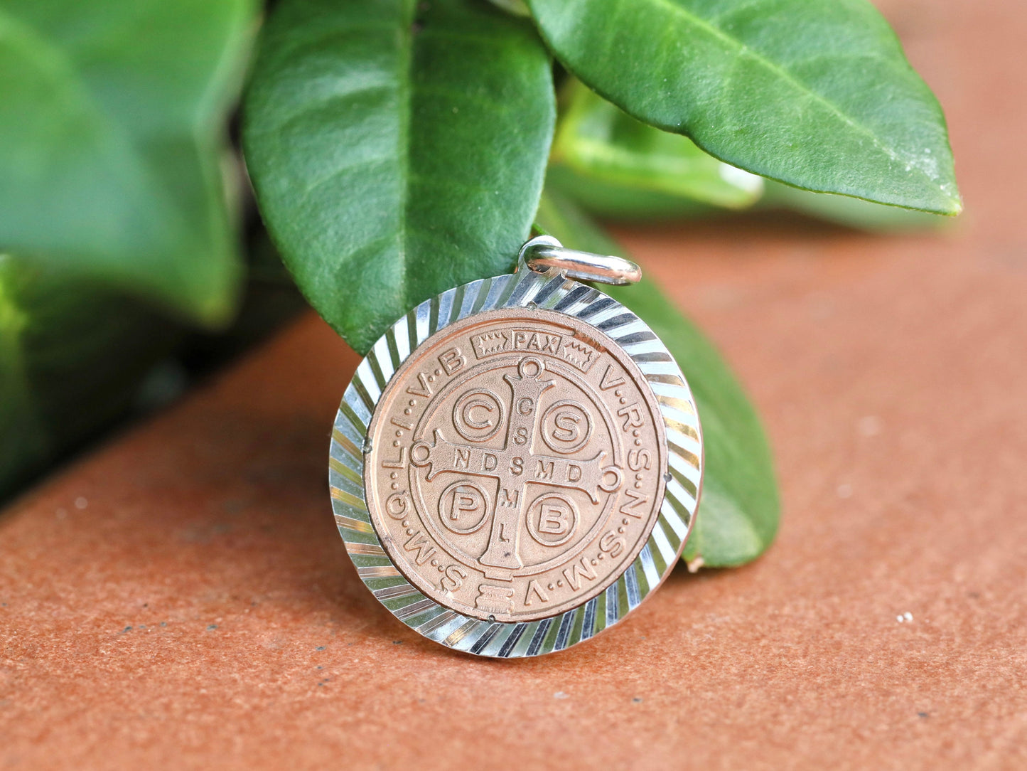 Medalla de San Benito, plata de primera ley 925 con baño de oro rojo, medalla redonda talla diamante, regalo para católico, medalla cruzada, protección contra el mal
