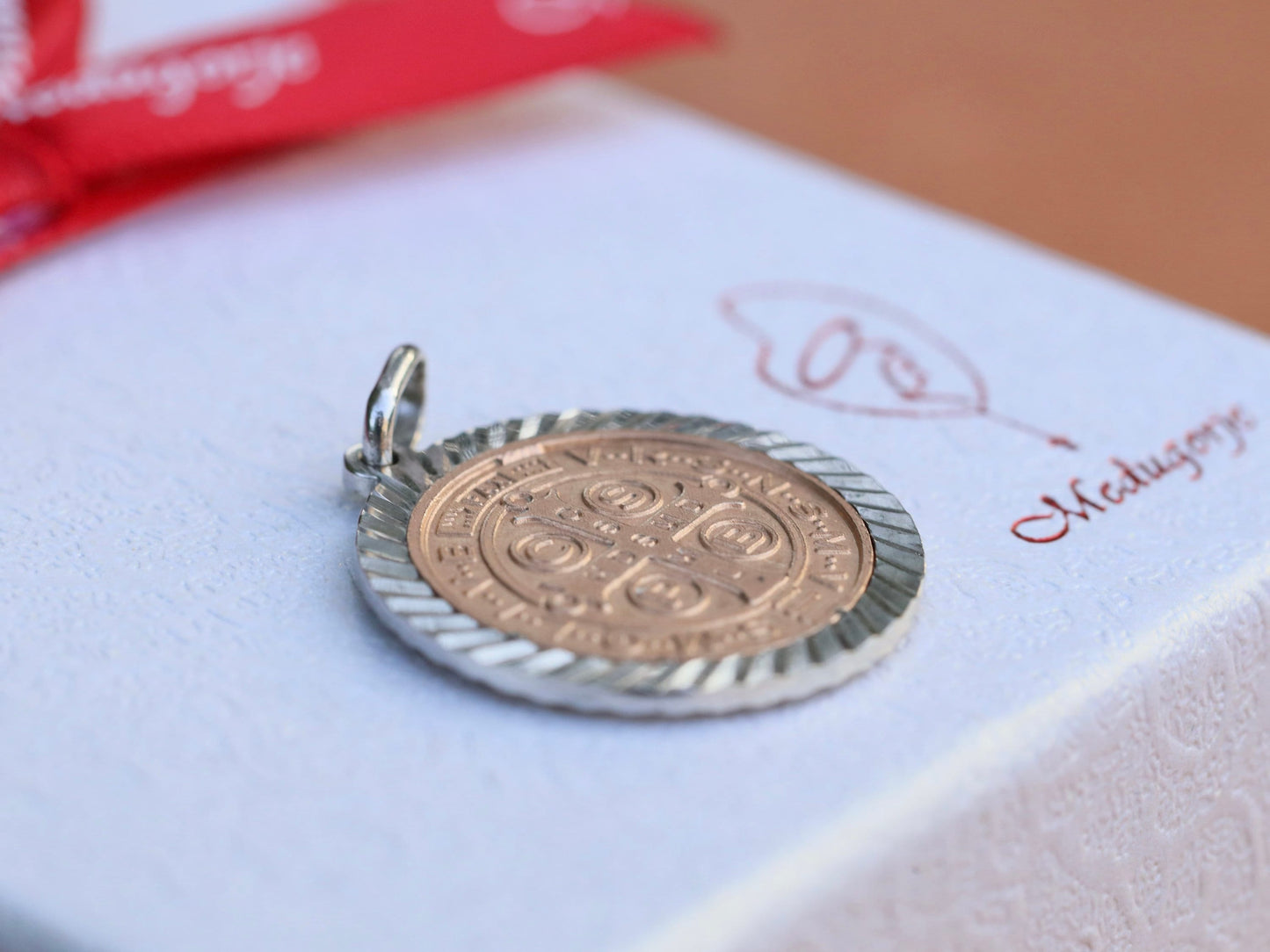 Medalla de San Benito, plata de primera ley 925 con baño de oro rojo, medalla redonda talla diamante, regalo para católico, medalla cruzada, protección contra el mal