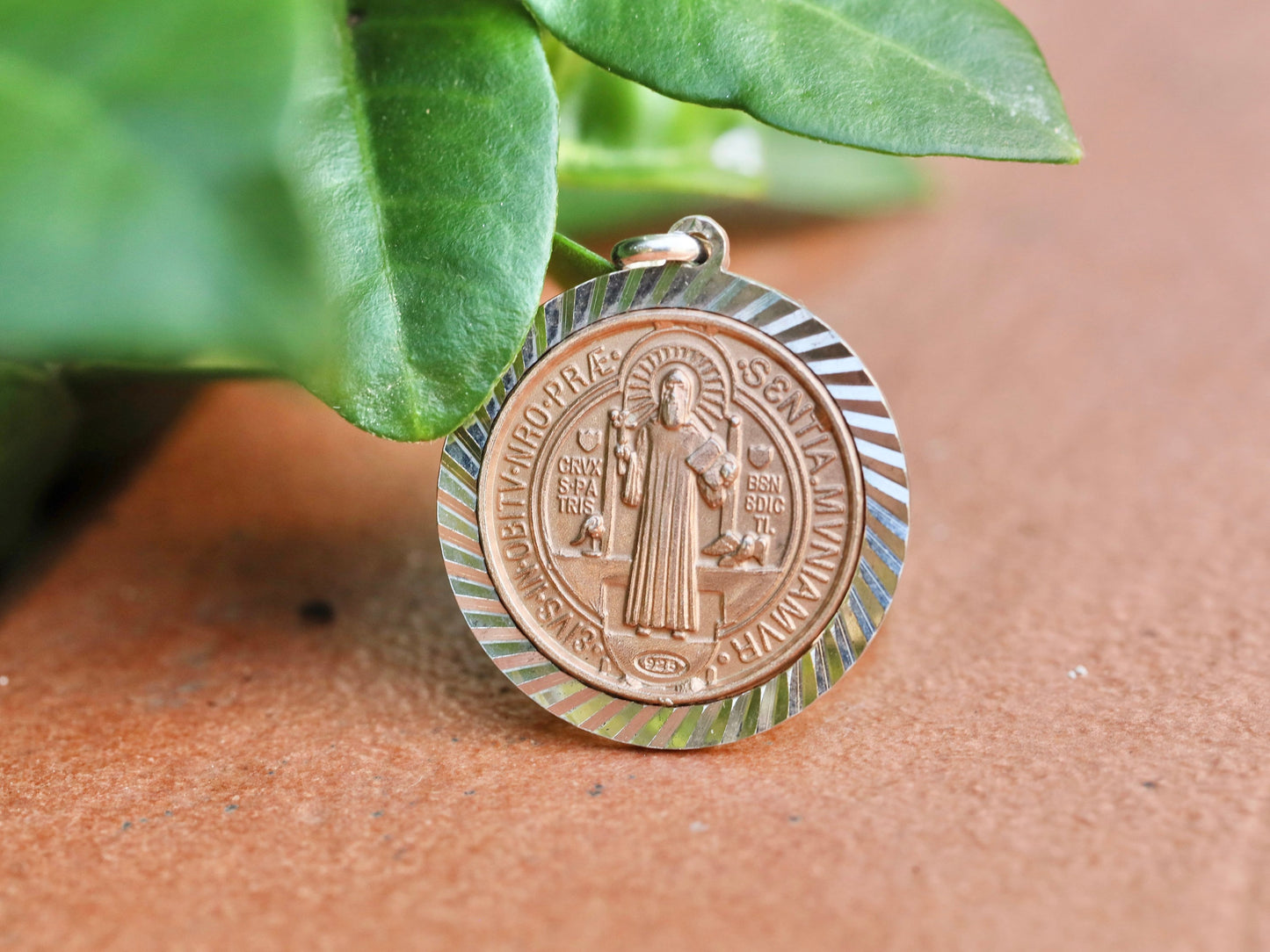 Medalla de San Benito, plata de primera ley 925 con baño de oro rojo, medalla redonda talla diamante, regalo para católico, medalla cruzada, protección contra el mal