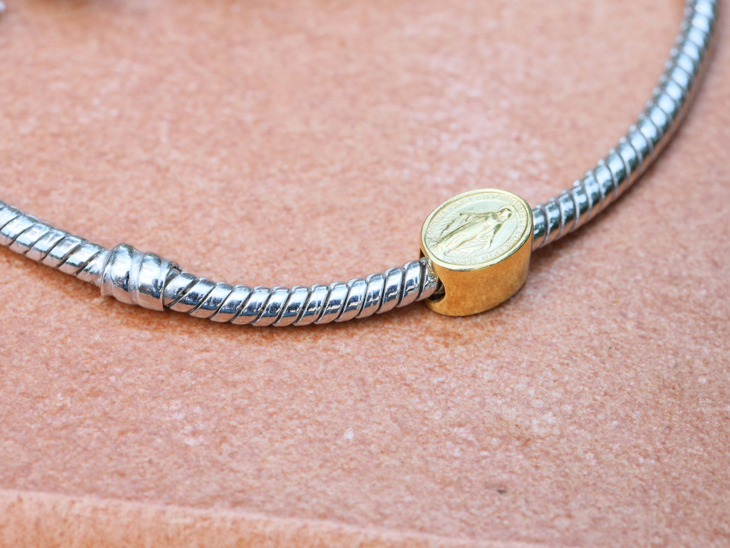 Medalla Milagrosa, encanto compatible con Pandora, encanto de pulsera, encanto católico, encanto chapado en oro, plata de ley 925, encanto de Nuestra Señora de Gracia