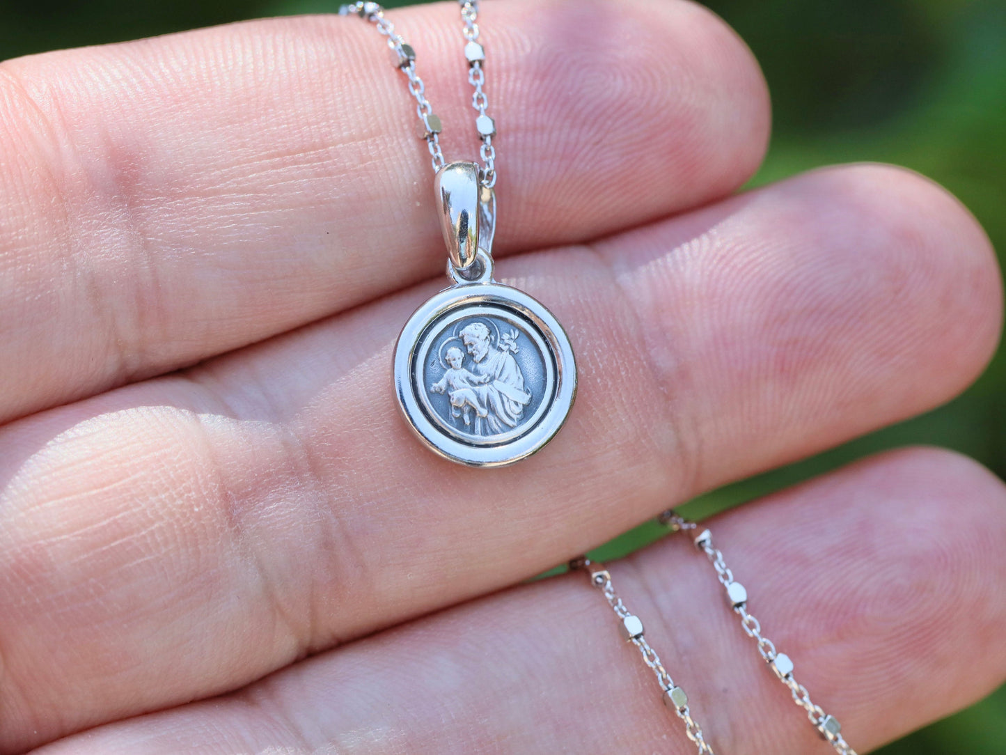 Medalla de San José, medalla en miniatura, plata de ley 925, medalla de santo católico, protector de la Sagrada Familia, regalo para adolescente, colgante delicado