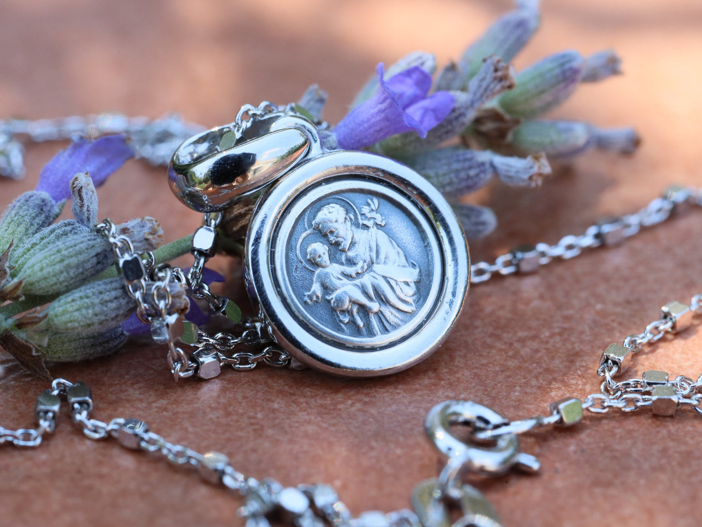 Medalla de San José, medalla en miniatura, plata de ley 925, medalla de santo católico, protector de la Sagrada Familia, regalo para adolescente, colgante delicado