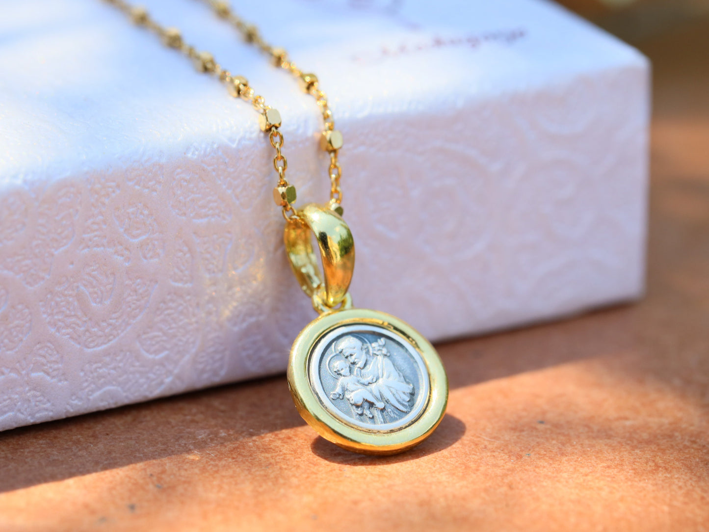 Medalla de San José, plata de ley 925, chapada en oro, medalla en miniatura, colgante delicado, regalo para mujeres, regalo para adolescentes, protector de la Sagrada Familia
