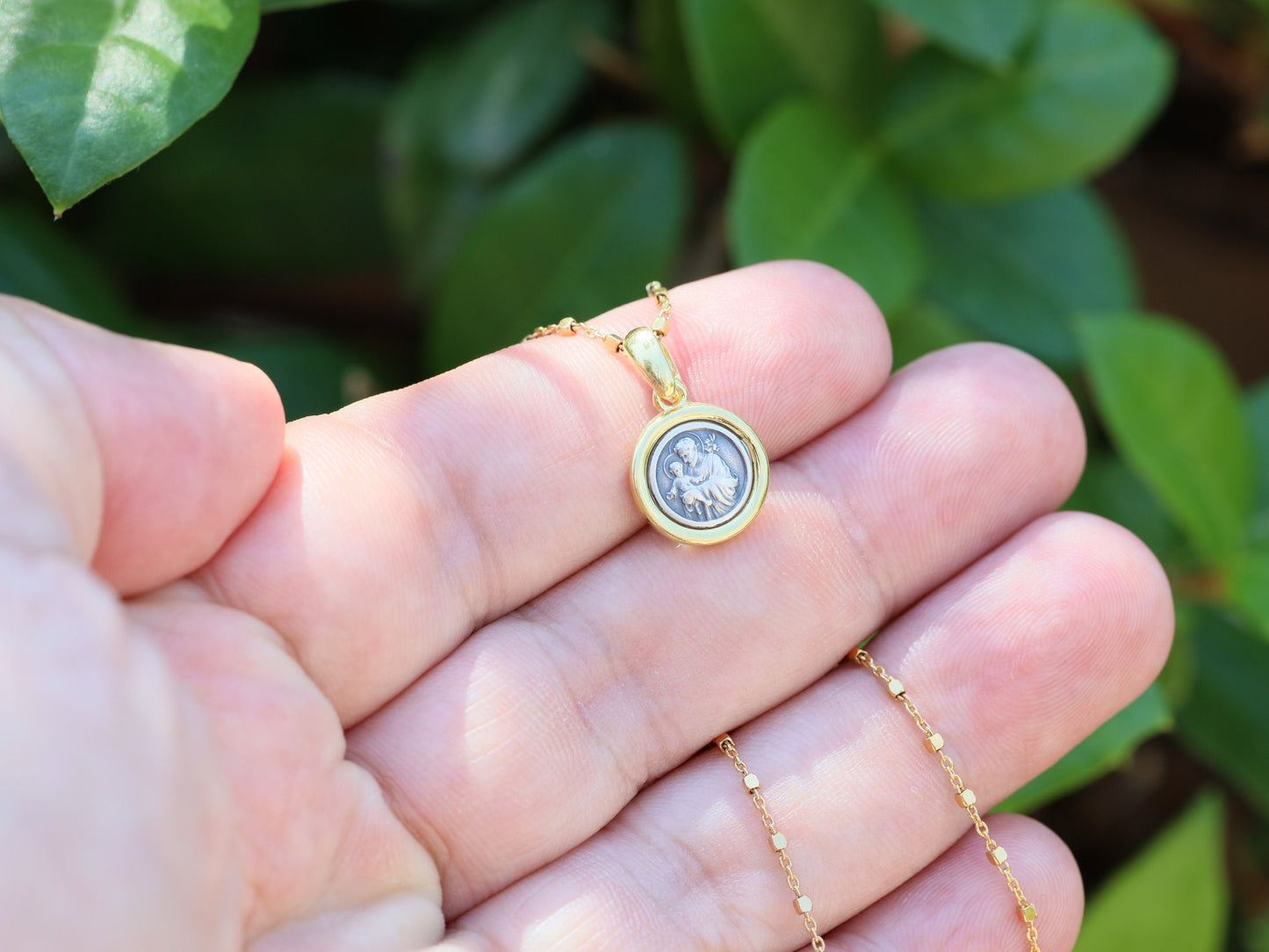 Medalla de San José, plata de ley 925, chapada en oro, medalla en miniatura, colgante delicado, regalo para mujeres, regalo para adolescentes, protector de la Sagrada Familia