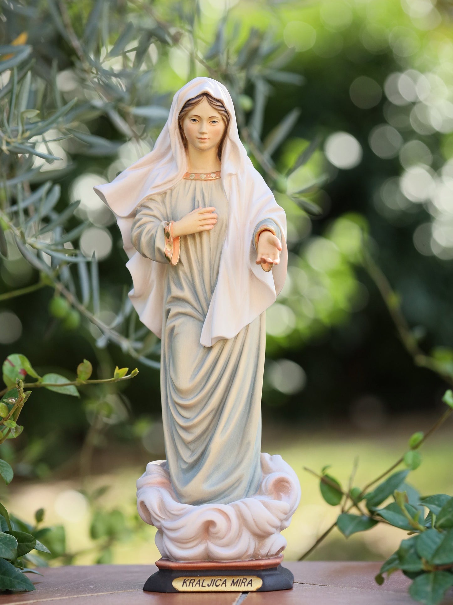 Estatua de Nuestra Señora, estatua de madera, estatua hecha a mano, estatua del altar del hogar, estatua de Medjugorje, estatua de 14 pulgadas, regalo para la familia, estatua de la Reina de la Paz