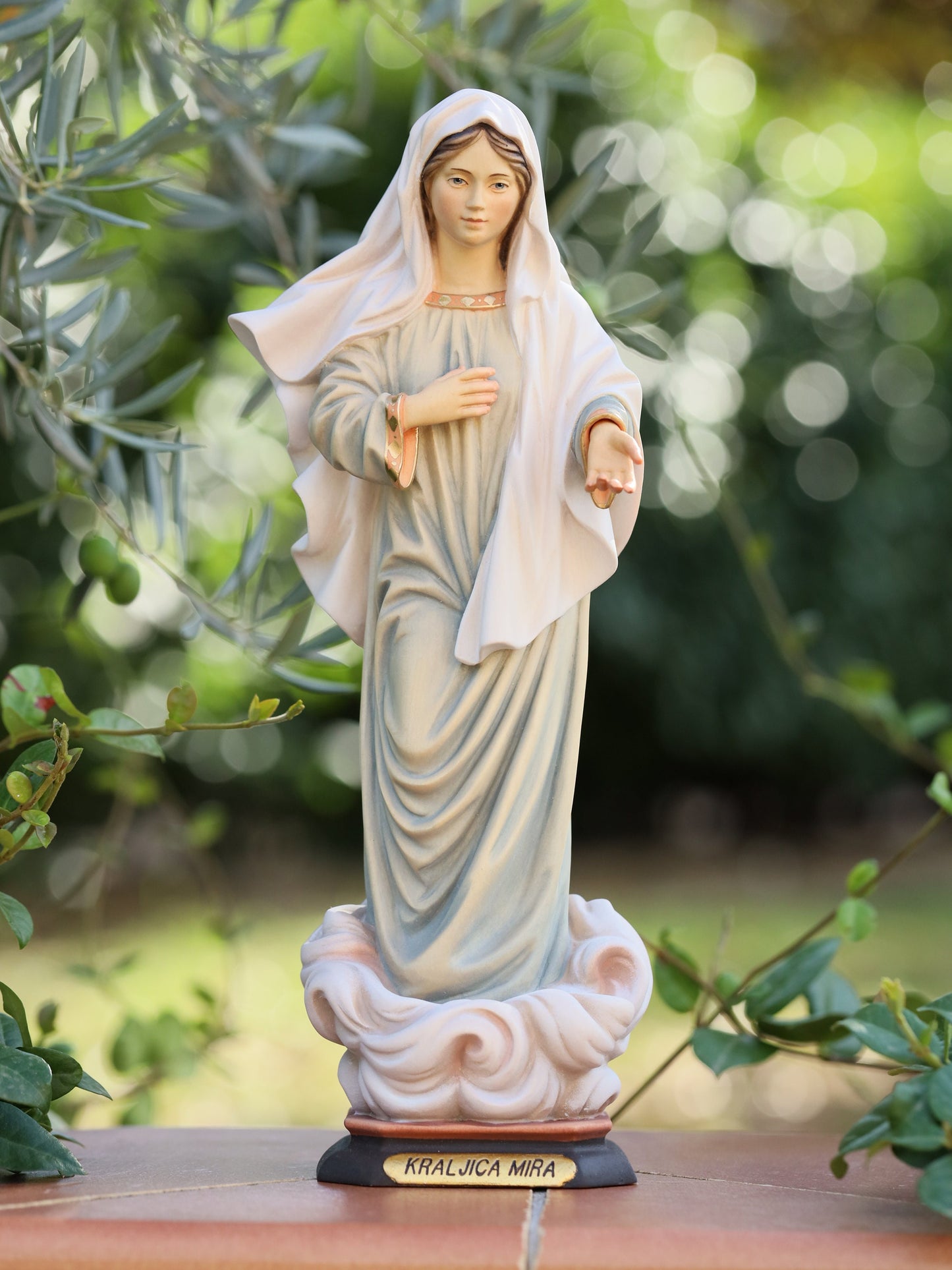 Estatua de Nuestra Señora, estatua de madera, estatua hecha a mano, estatua del altar del hogar, estatua de Medjugorje, estatua de 14 pulgadas, regalo para la familia, estatua de la Reina de la Paz