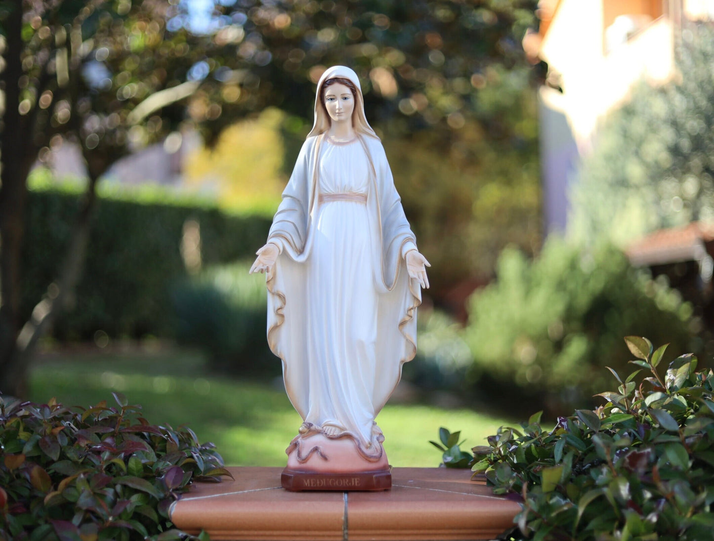 Estatua de mármol de Nuestra Señora de Gracia, estatua de Nuestra Señora al aire libre, estatua de la Virgen María pintada, estatua de Medjugorje, estatua de la Virgen María para el exterior